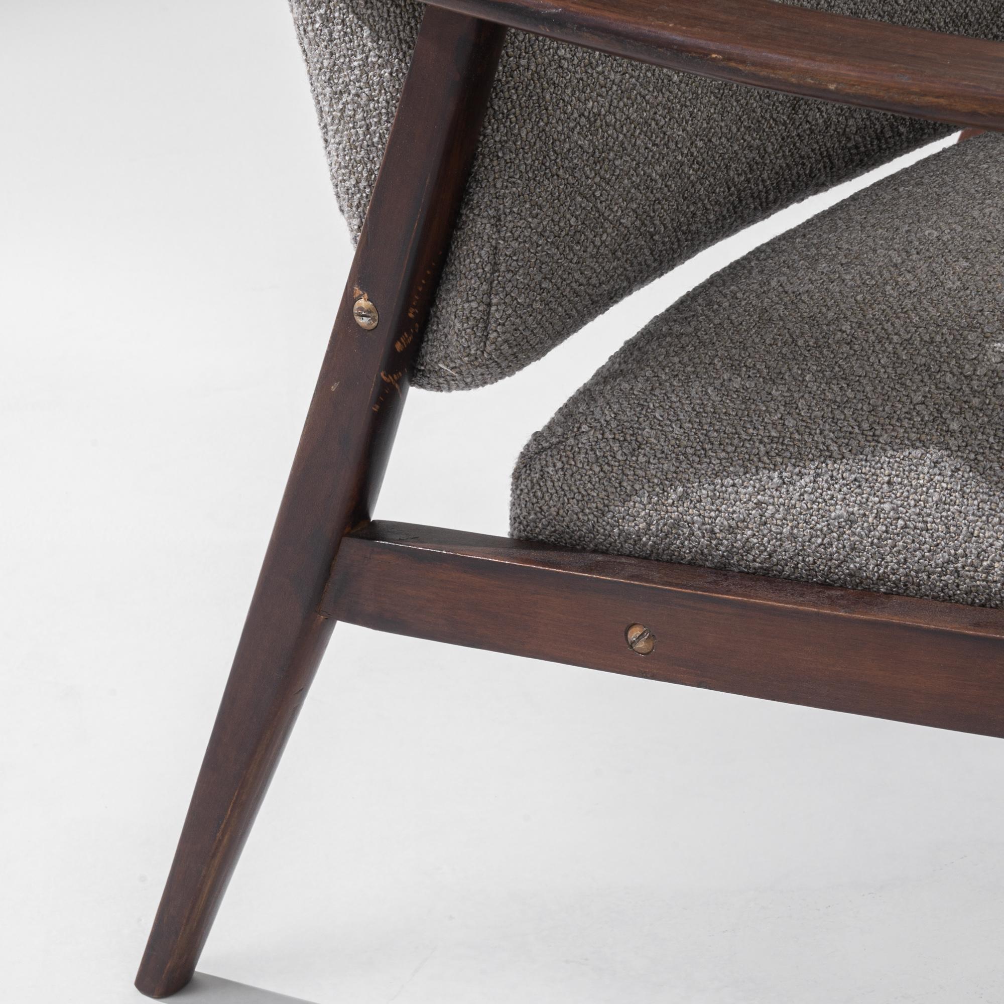 Paire de fauteuils tapissés tchèques des années 1960 en vente 6