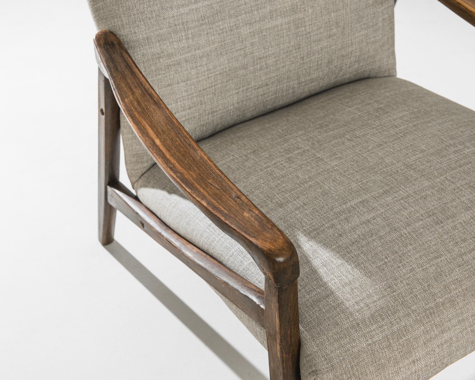 Eleganza per il tuo spazio vitale con questa elegante coppia di poltrone imbottite ceche degli anni '60. Questi sofisticati pezzi presentano un design senza tempo, caratterizzato da linee pulite e da un'elegante struttura in legno che si integra