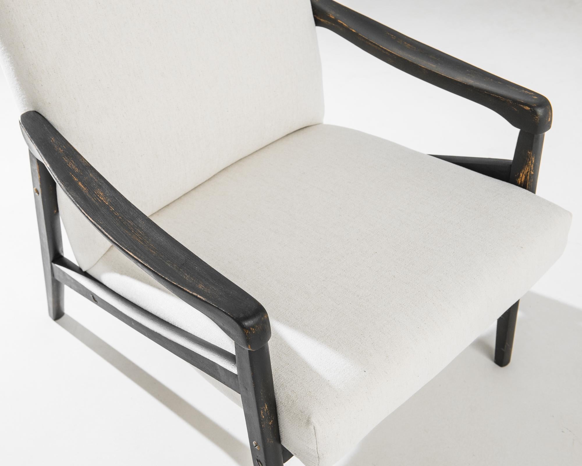 Eleva la tua zona giorno con questa splendida coppia di poltrone imbottite ceche degli anni '60. Questi tesori vintage uniscono comfort e stile senza sforzo, grazie alle eleganti cornici in legno nero che creano un contrasto sorprendente con la