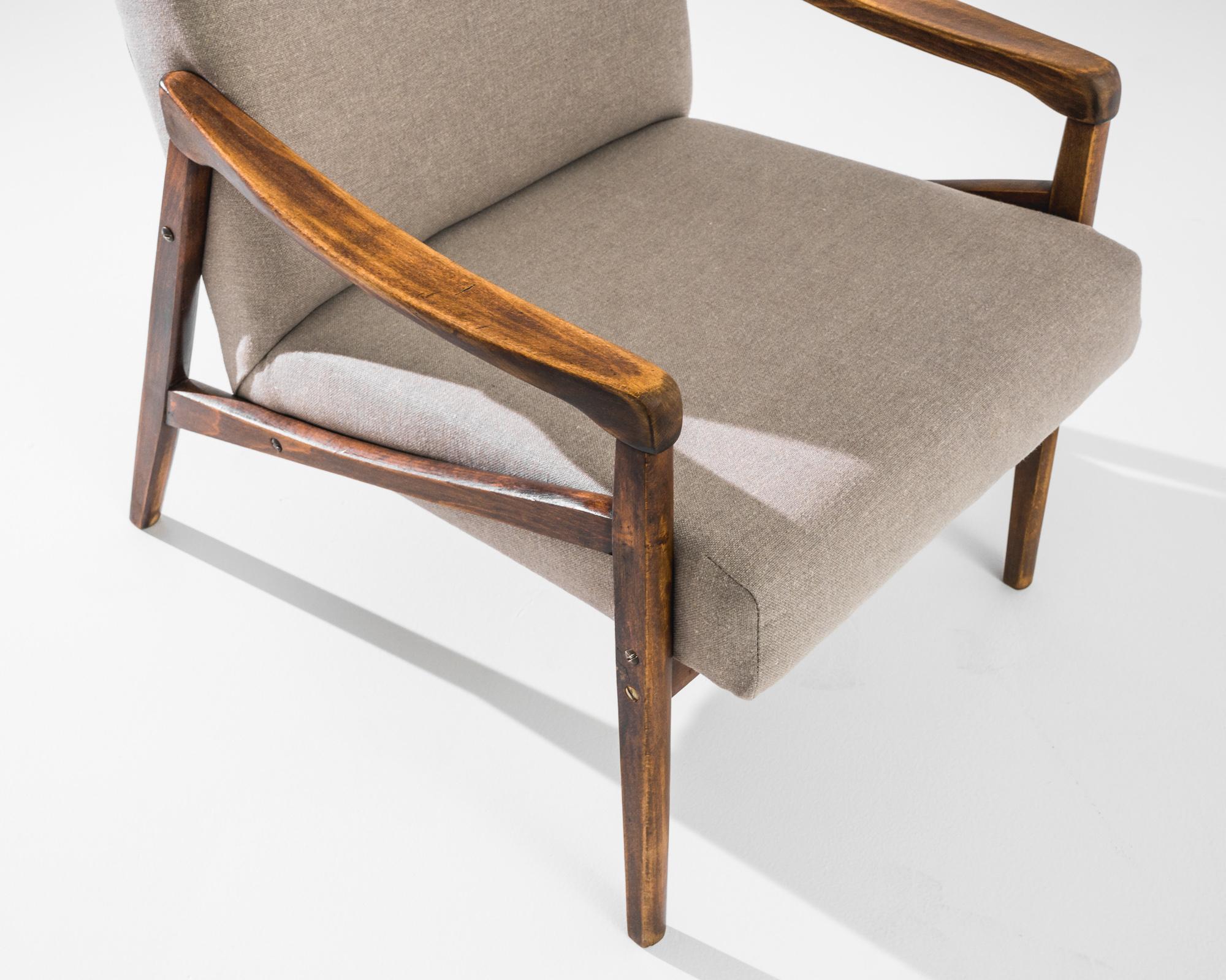 Valorizza la tua casa con questa elegante coppia di poltrone imbottite ceche degli anni '60. Queste eleganti sedie sono caratterizzate da eleganti strutture in legno con braccioli graziosamente curvati, che mettono in mostra l'artigianato senza