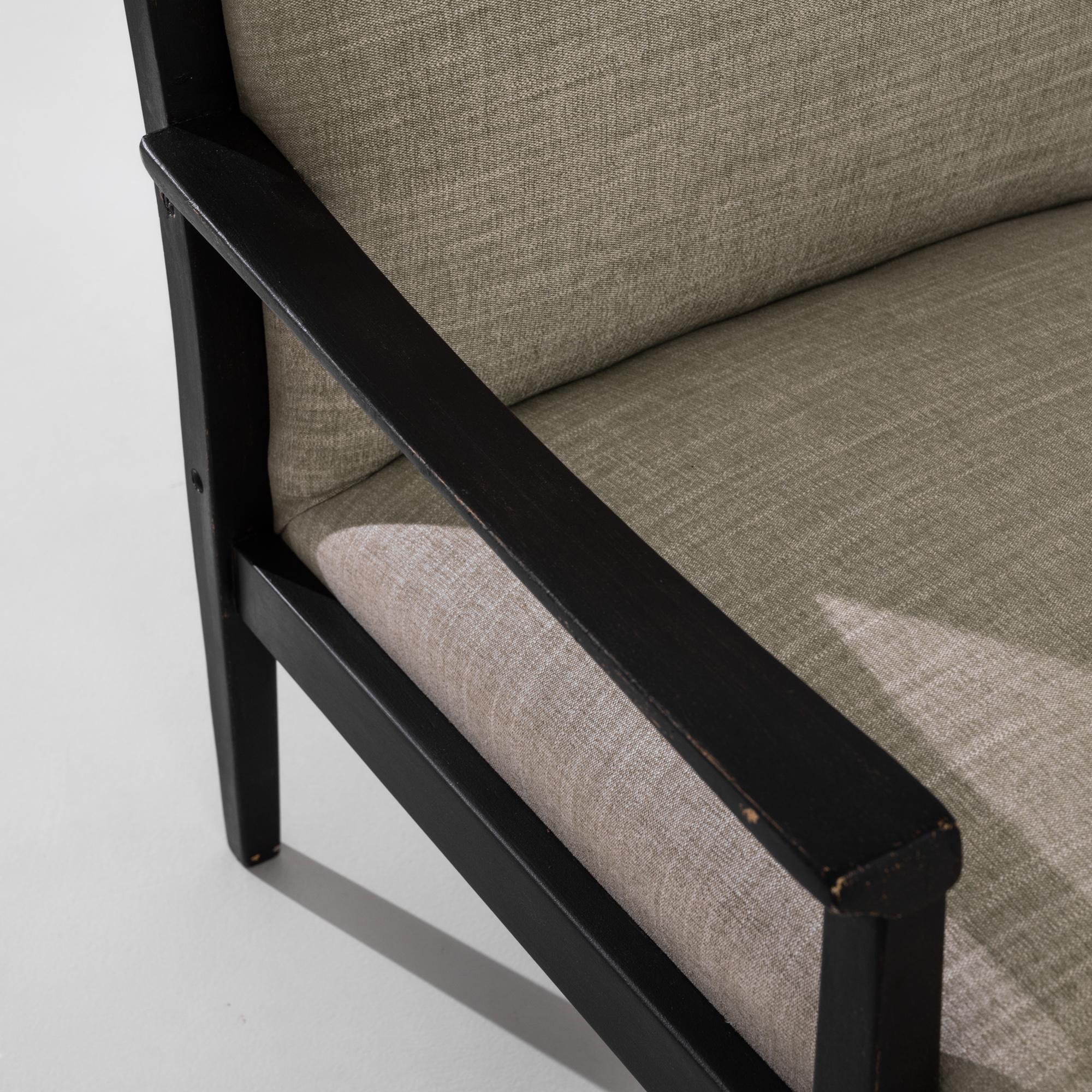 Améliorez votre espace de vie avec cette paire sophistiquée de fauteuils tapissés tchèques des années 1960. Ces pièces intemporelles sont dotées d'un élégant cadre en bois noir qui contraste magnifiquement avec le rembourrage aux tons neutres,