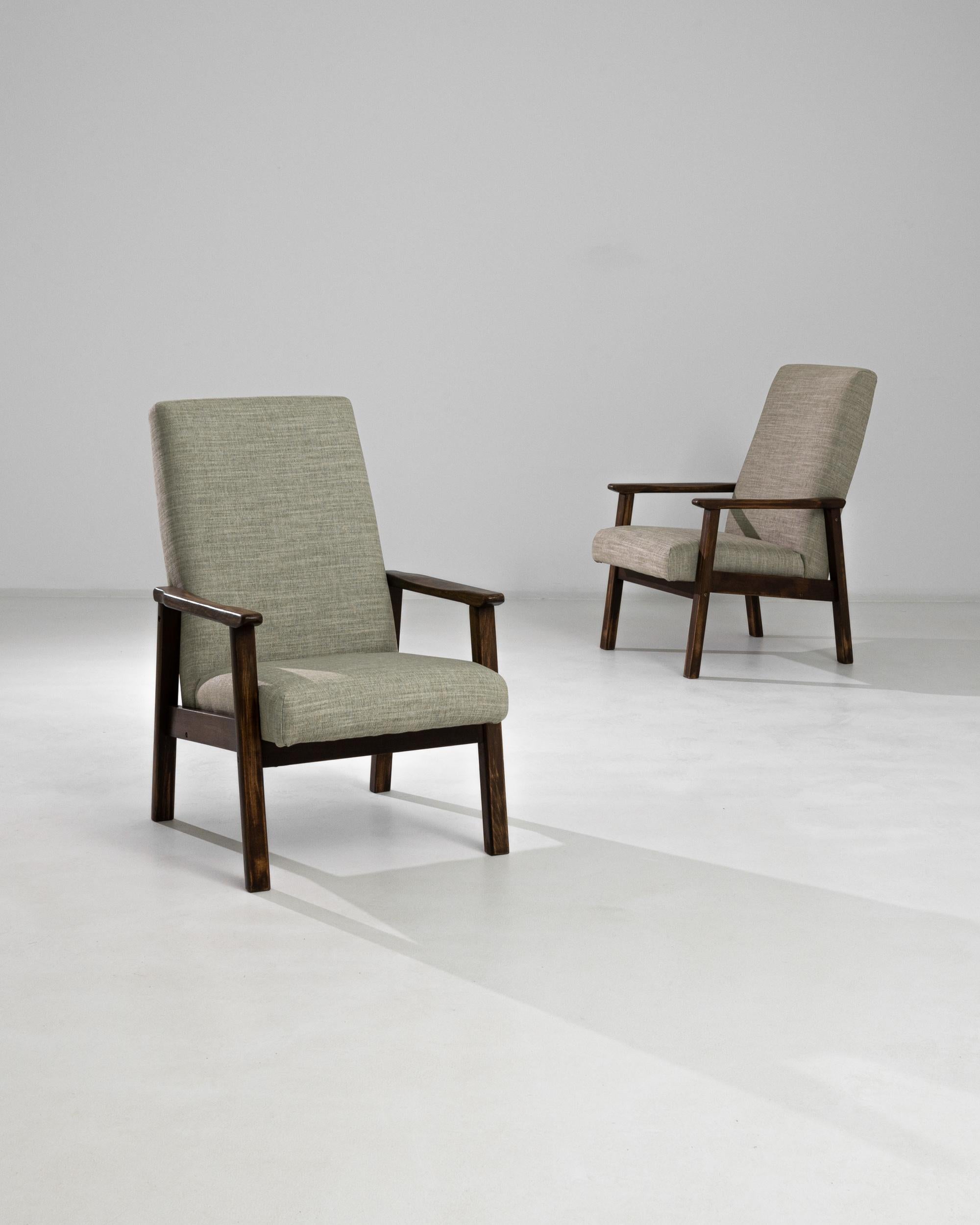 Améliorez votre intérieur avec cette paire classique de fauteuils tapissés tchèques des années 1960. Ces pièces vintage présentent des cadres en bois robustes, des lignes épurées et des tons riches et chauds, mettant en valeur l'élégante simplicité