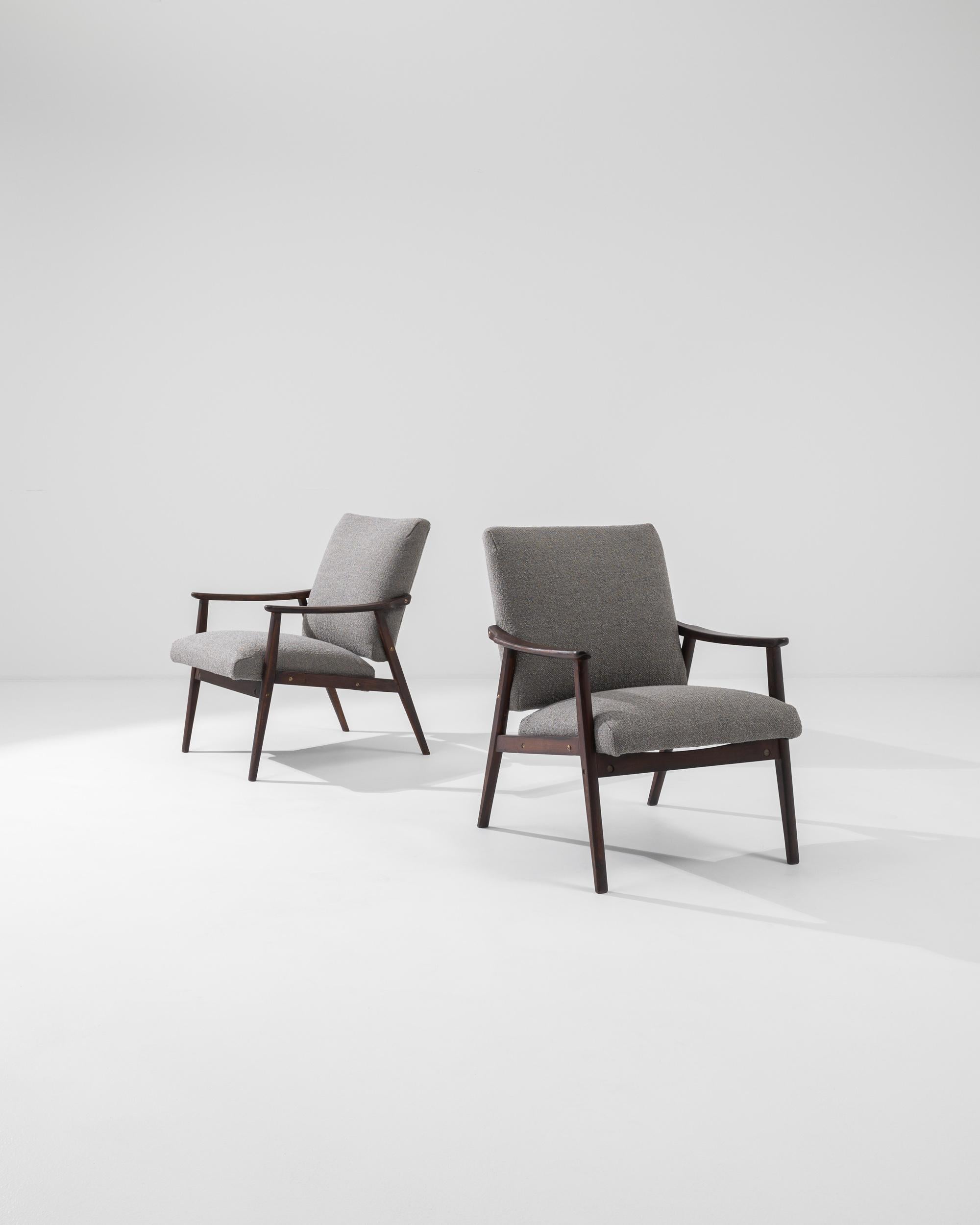 Remontez le temps avec cette exquise paire de fauteuils tapissés tchèques des années 1960, conçus pour apporter une touche de modernité du milieu du siècle à n'importe quel espace. Les chaises sont dotées d'un cadre en bois élégant à la finition