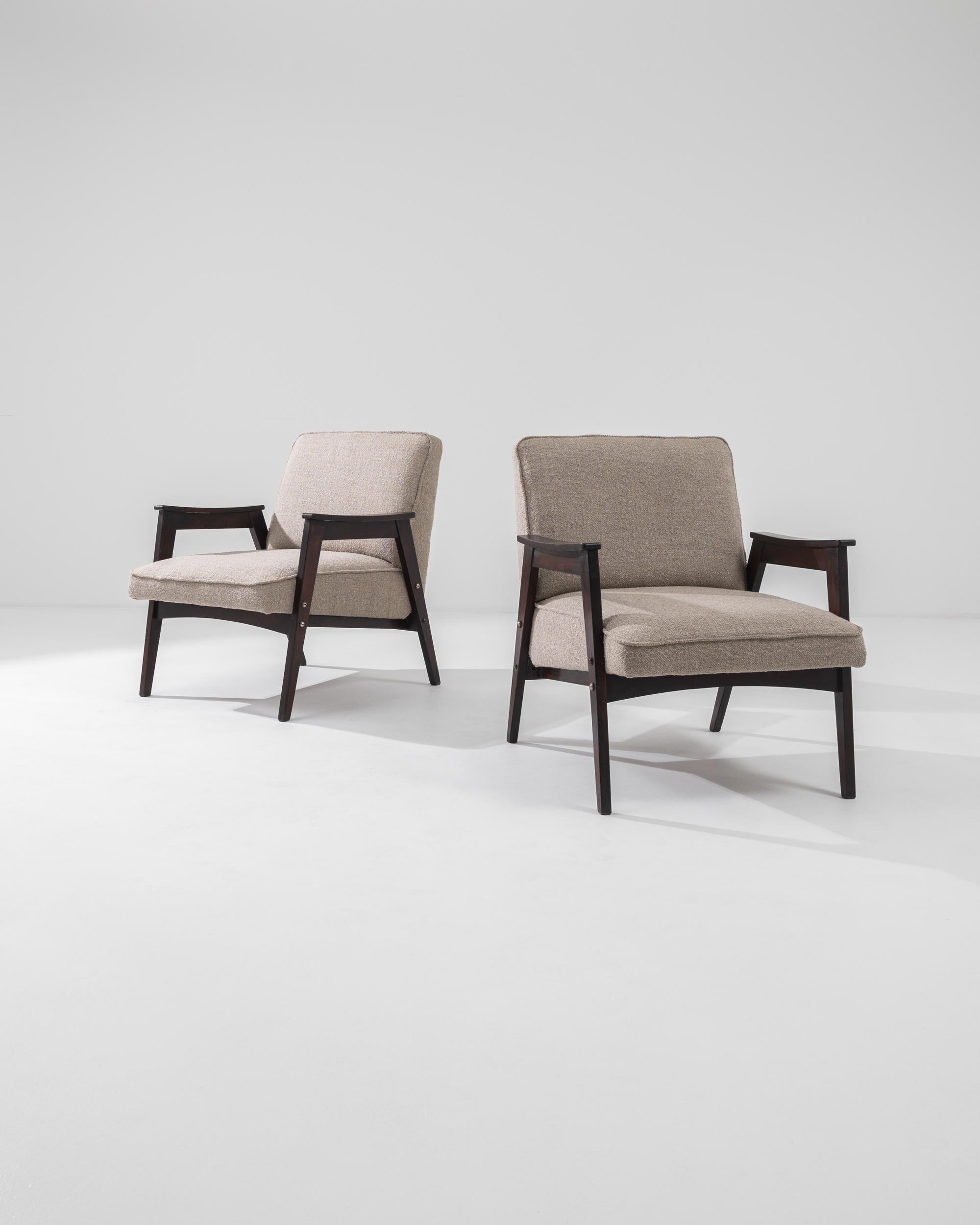 Améliorez votre espace de vie avec cette élégante paire de fauteuils tapissés tchèques des années 1960. Ces chaises sont dotées d'une structure en bois élégante et d'une finition riche et profonde qui s'harmonise parfaitement avec le revêtement