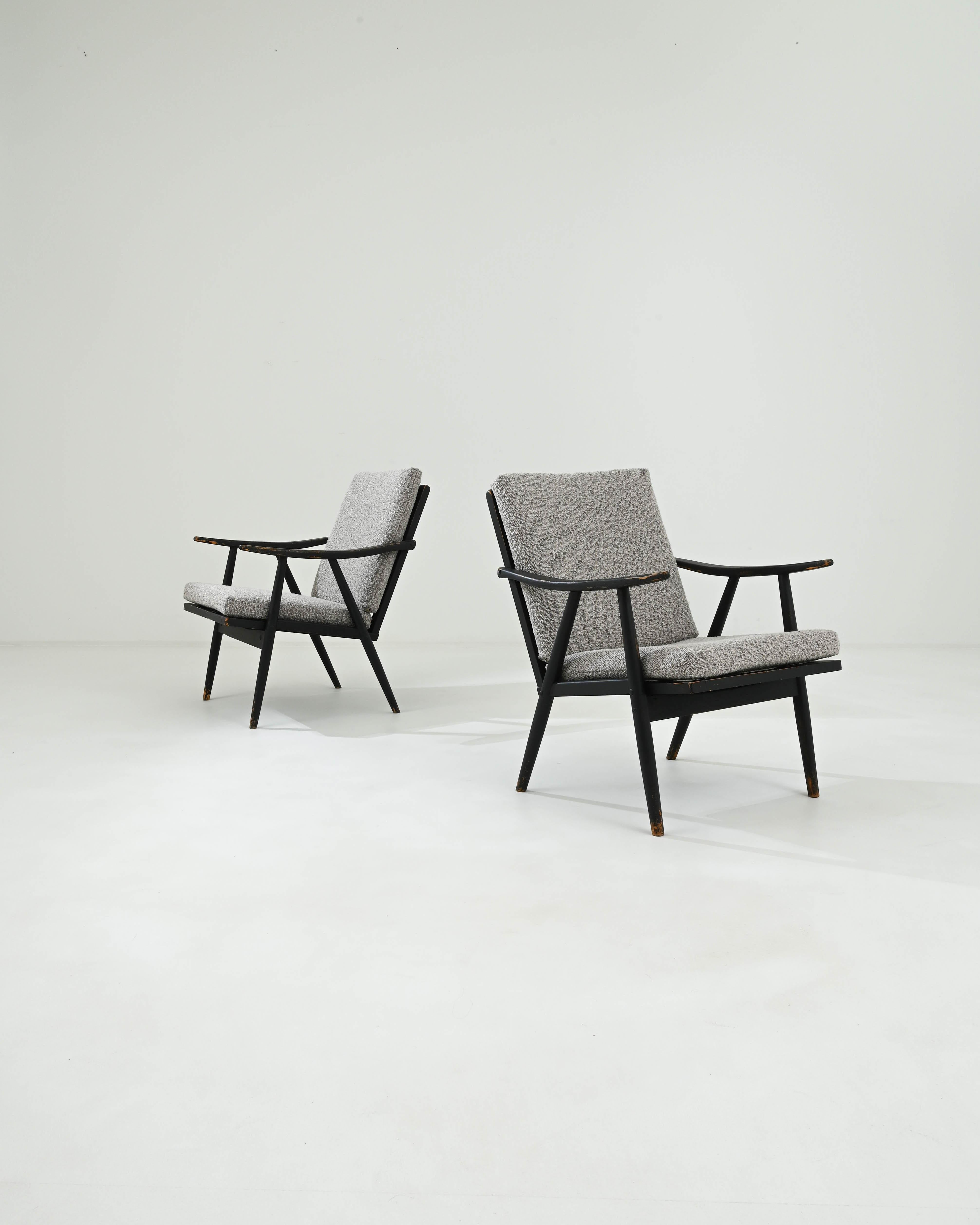 Voici une paire d'exquis fauteuils tapissés tchèques des années 1960, parfaits pour ajouter une touche de charme moderne du milieu du siècle à n'importe quel espace. Ces chaises sont dotées d'un élégant cadre en bois noir qui offre un contraste