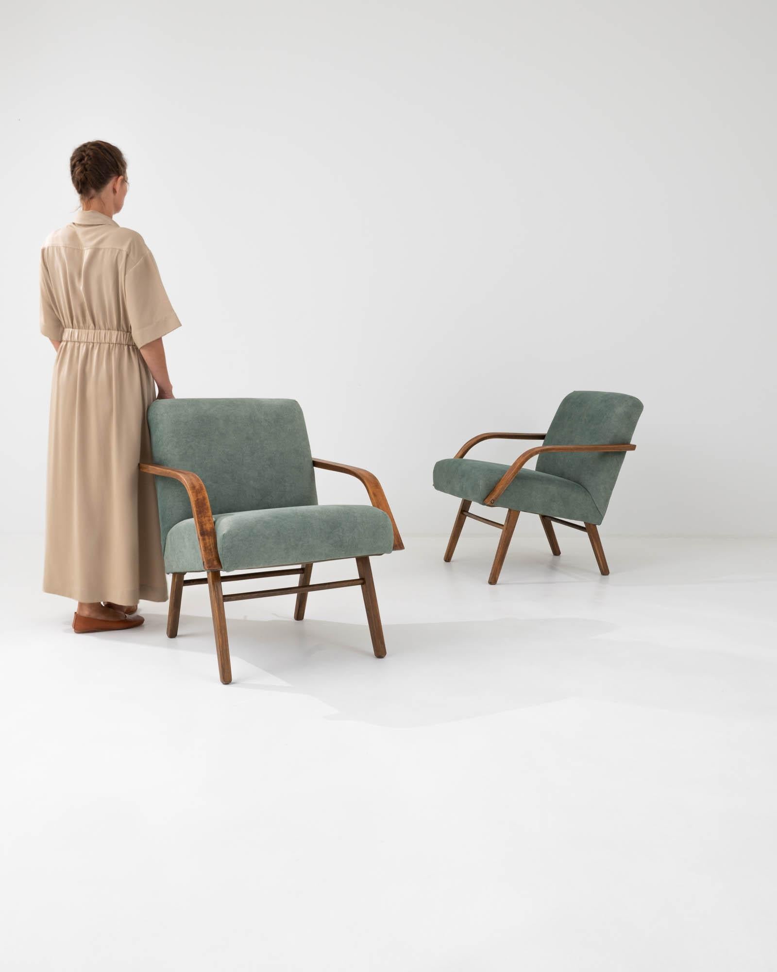 Mid-Century Modern Paire de fauteuils tapissés tchèques des années 1960 en vente