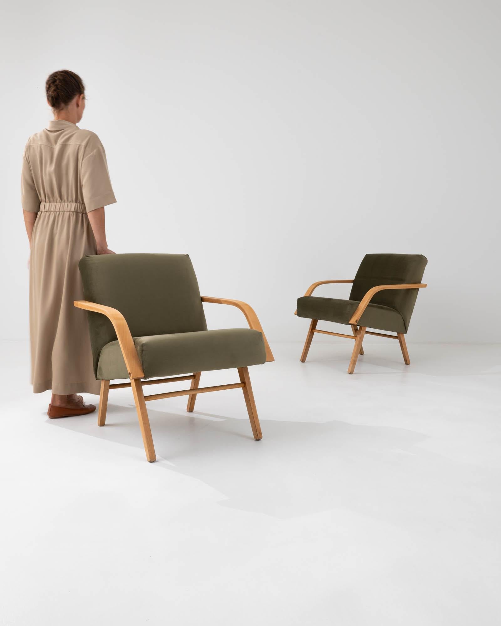 Mid-Century Modern Paire de fauteuils tapissés tchèques des années 1960 en vente