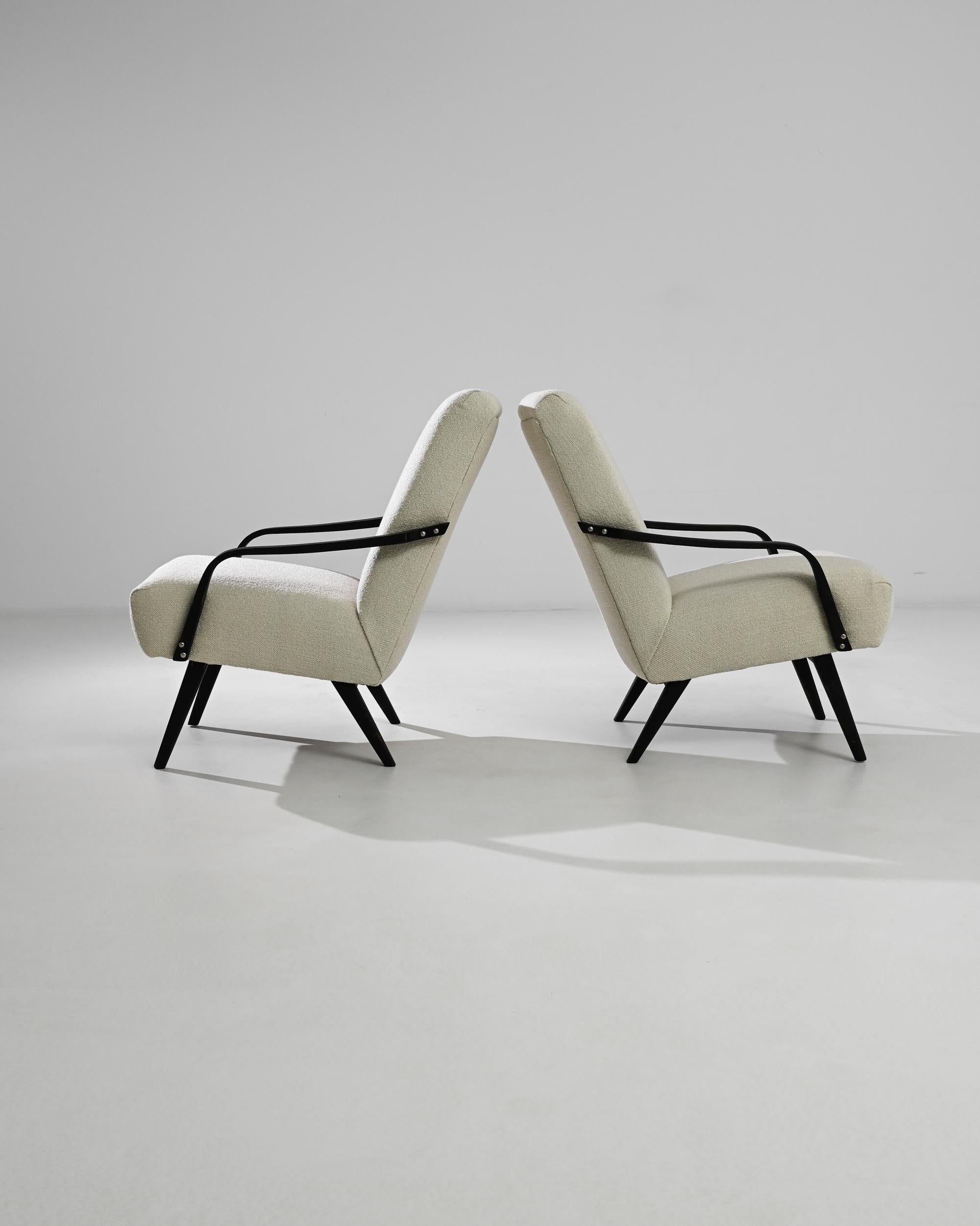 Tchèque Paire de fauteuils tapissés tchèques des années 1960 en vente