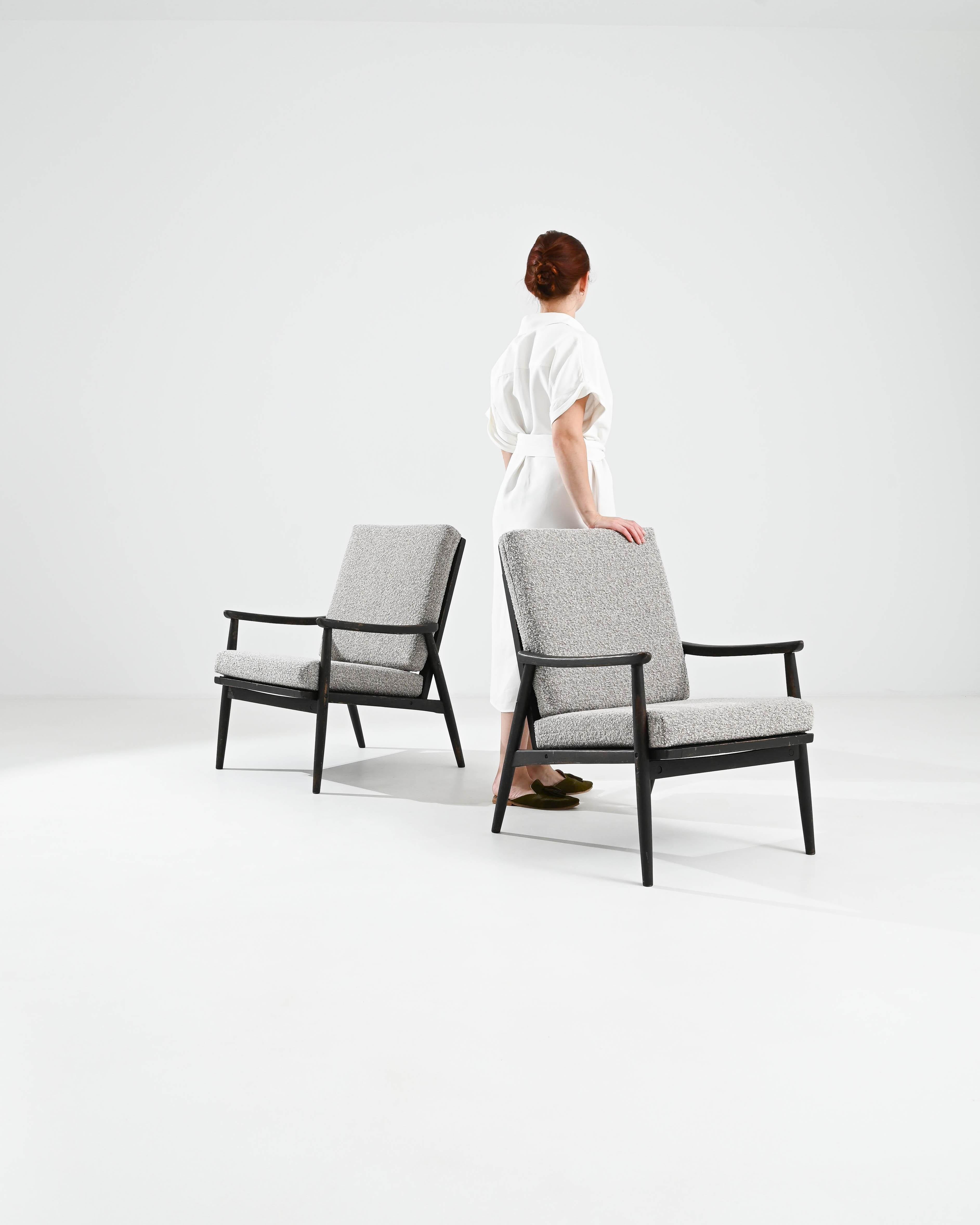 Tchèque Paire de fauteuils tapissés tchèques des années 1960 en vente