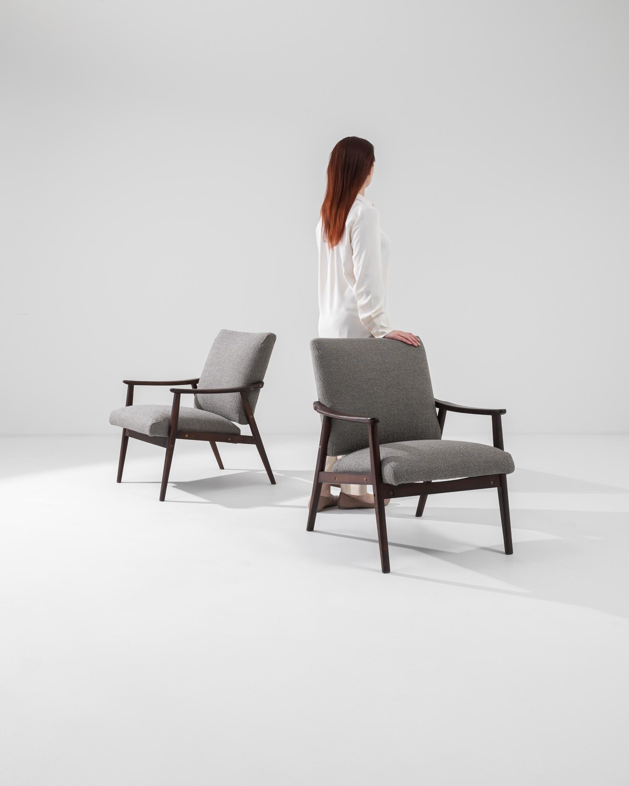 Tchèque Paire de fauteuils tapissés tchèques des années 1960 en vente