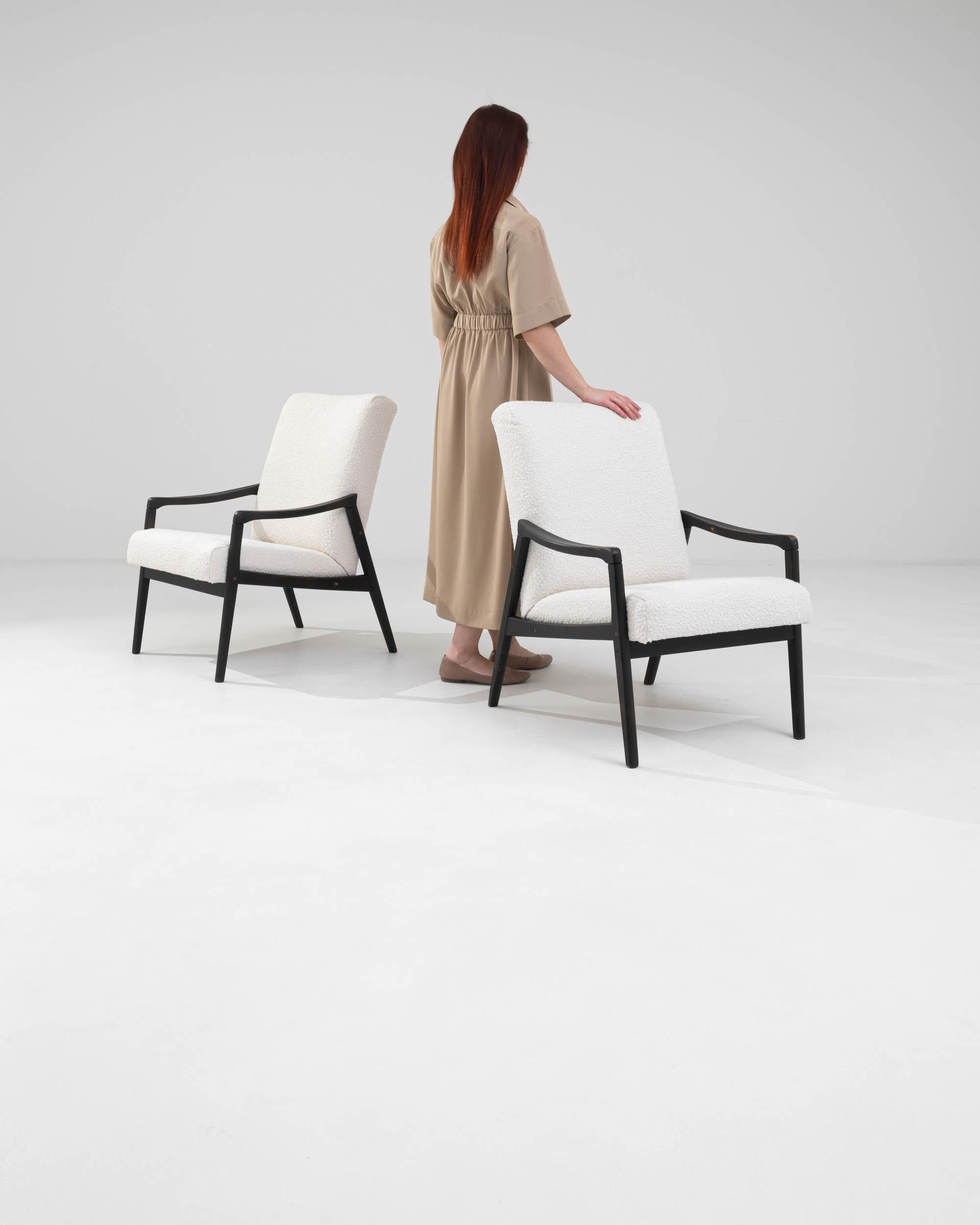 Tchèque Paire de fauteuils tapissés tchèques des années 1960 en vente