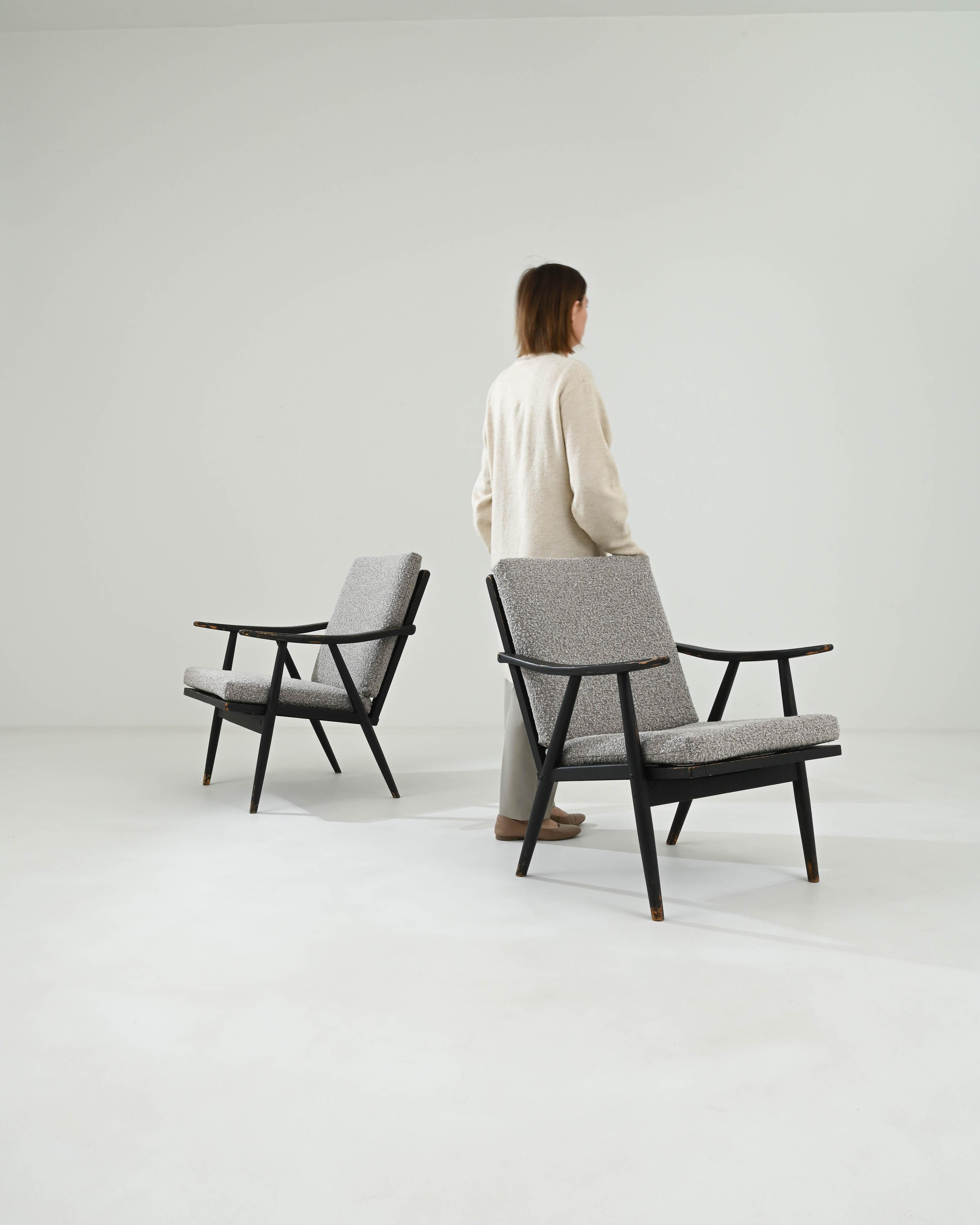 Tchèque Paire de fauteuils tapissés tchèques des années 1960 en vente