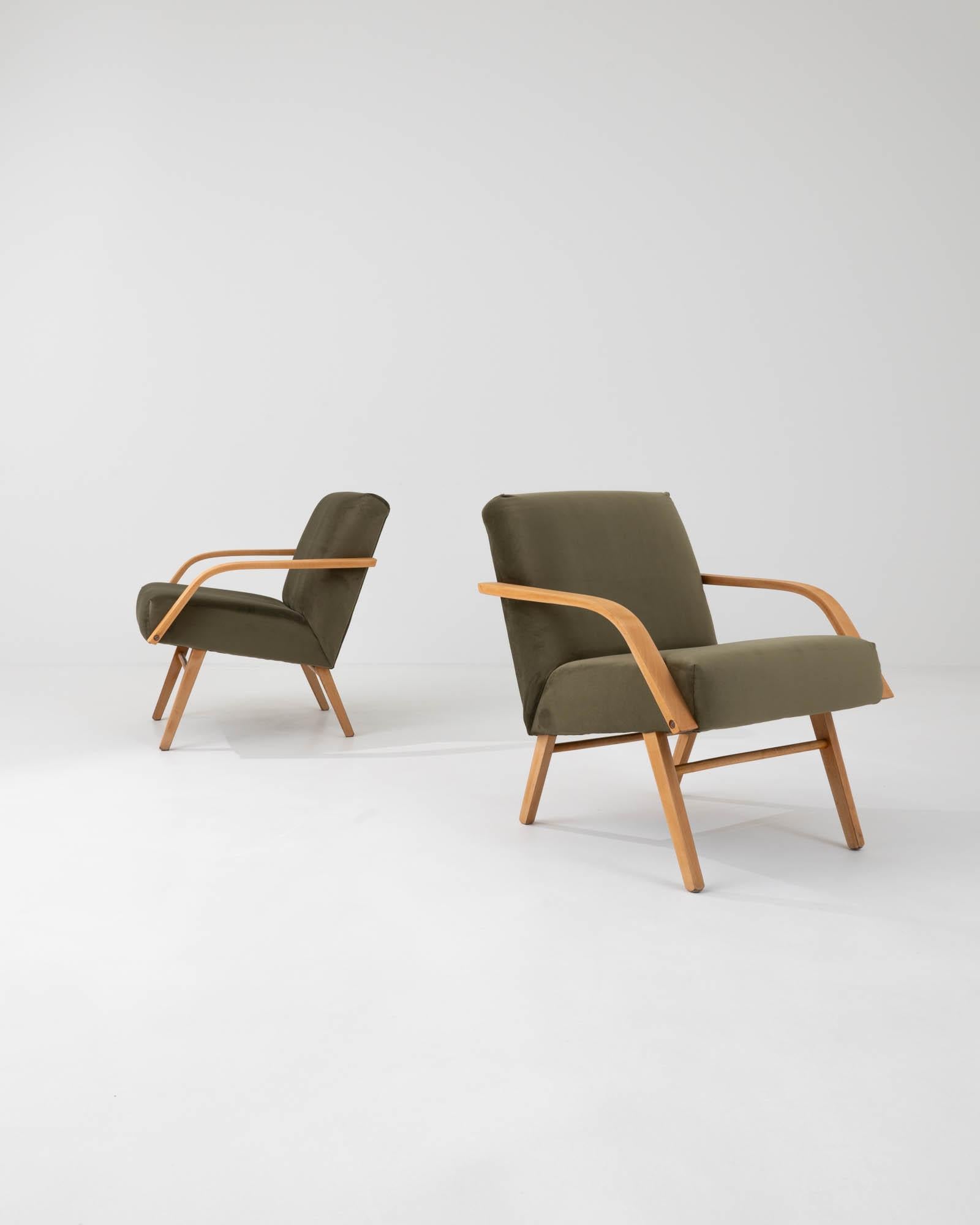 Tchèque Paire de fauteuils tapissés tchèques des années 1960 en vente
