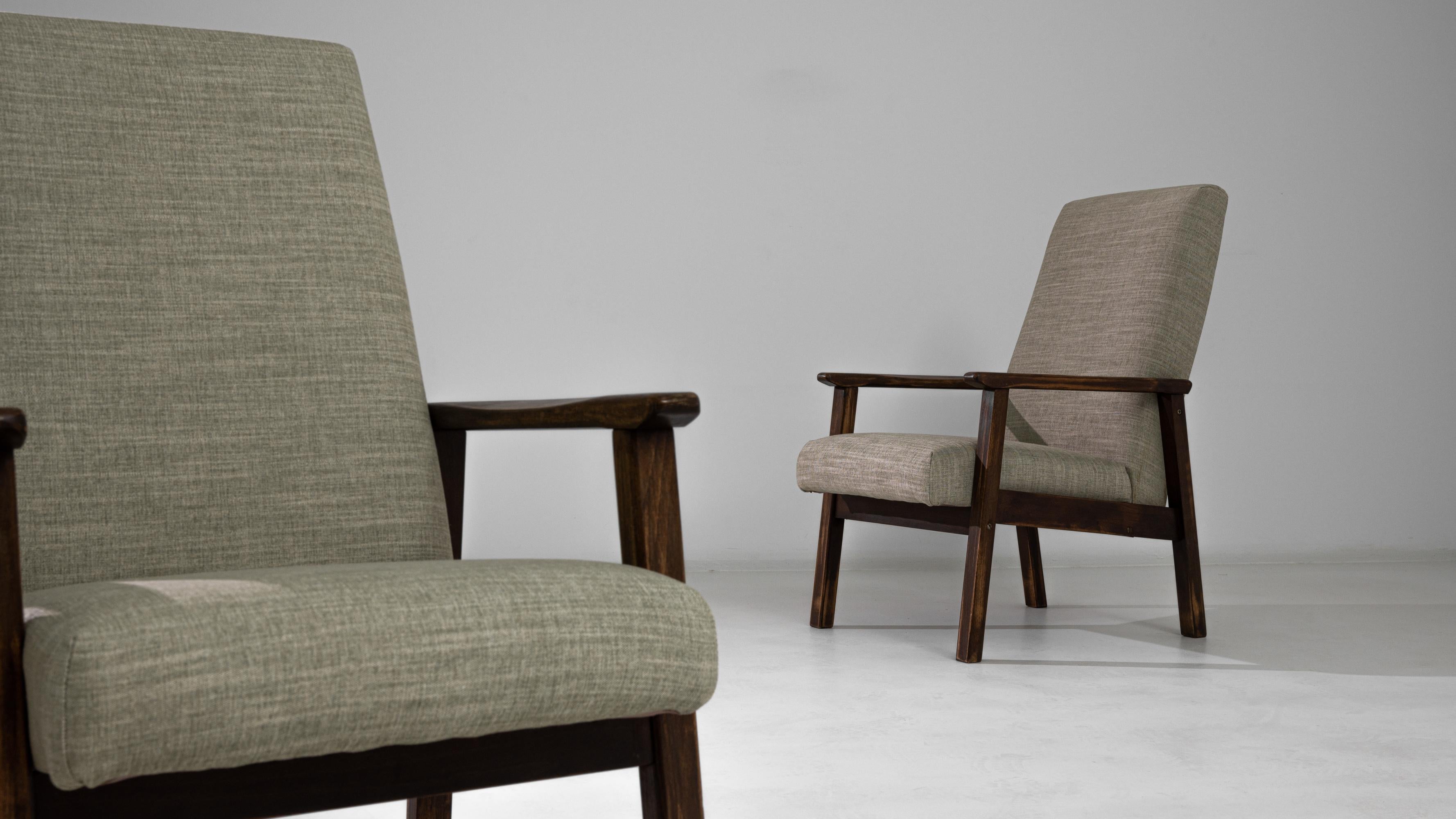 Paire de fauteuils tapissés tchèques des années 1960 Bon état - En vente à High Point, NC
