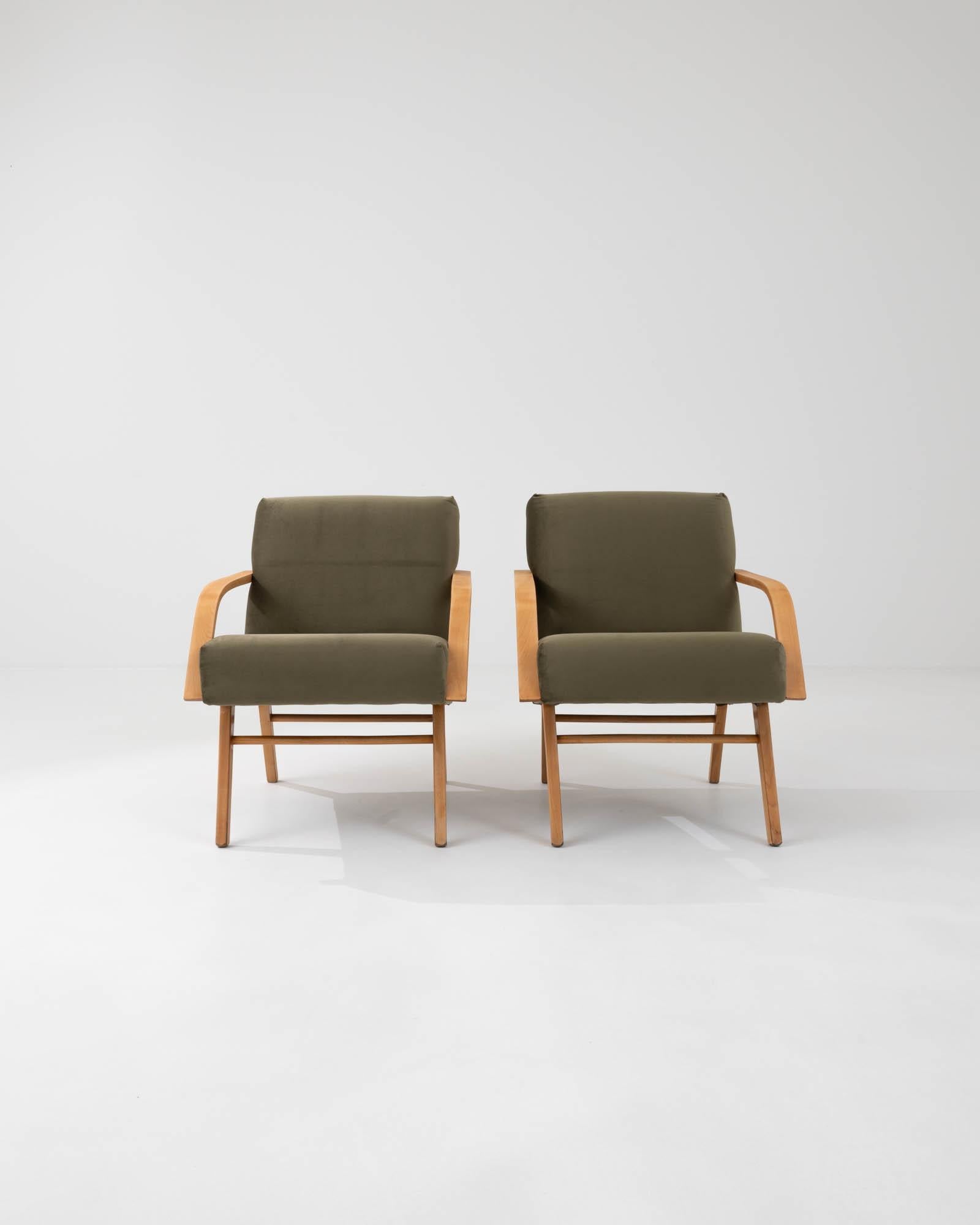 Paire de fauteuils tapissés tchèques des années 1960 Bon état - En vente à High Point, NC