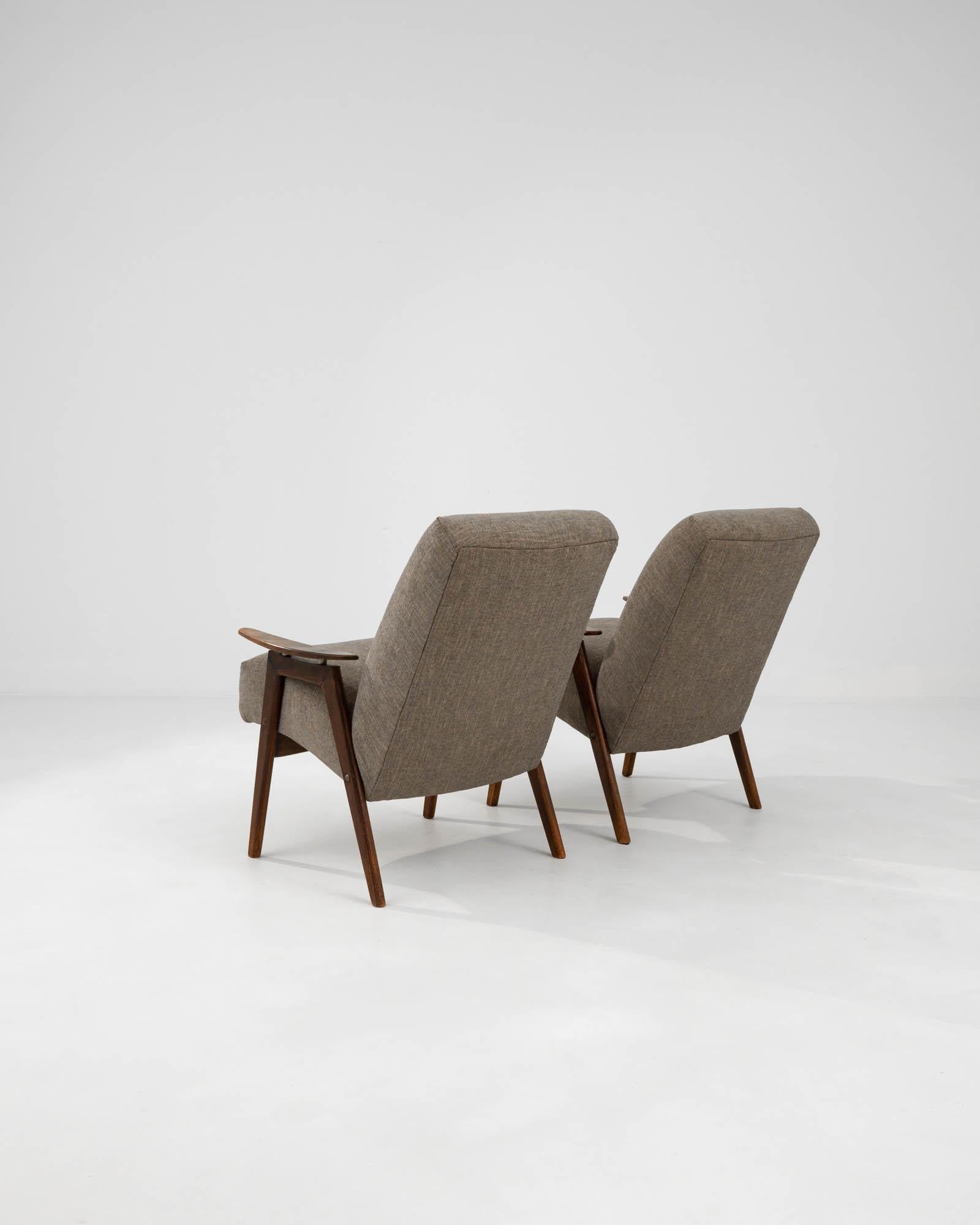 20ième siècle Paire de fauteuils tapissés tchèques des années 1960 en vente