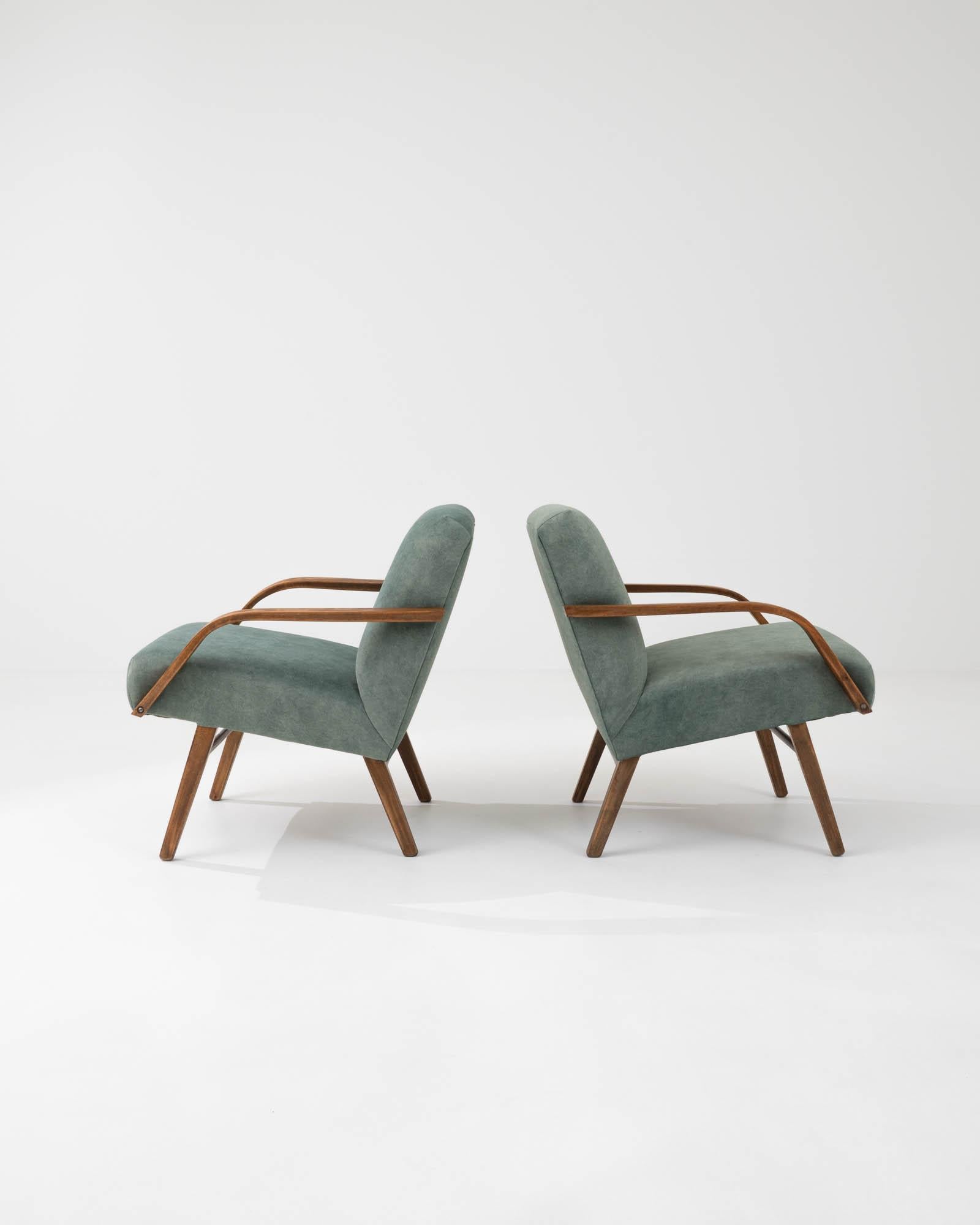 Milieu du XXe siècle Paire de fauteuils tapissés tchèques des années 1960 en vente
