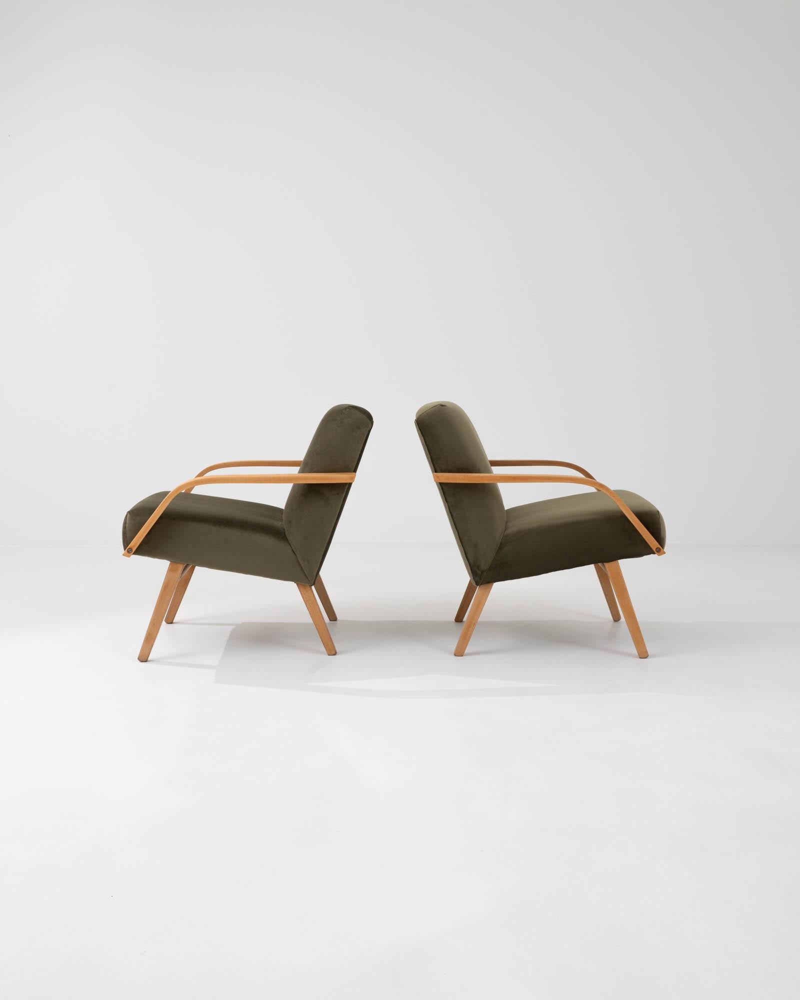 Milieu du XXe siècle Paire de fauteuils tapissés tchèques des années 1960 en vente