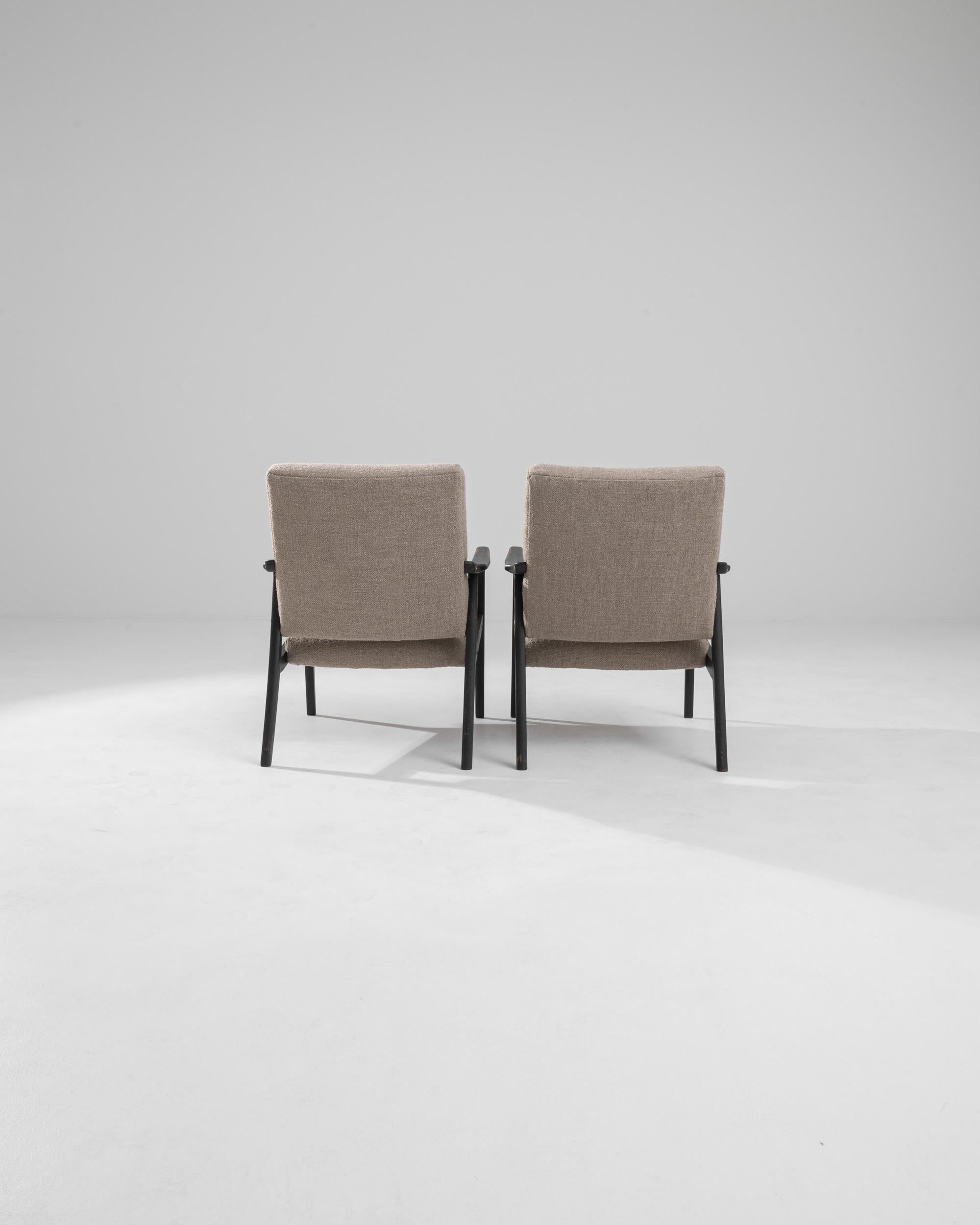 Tissu d'ameublement Paire de fauteuils tapissés tchèques des années 1960 en vente