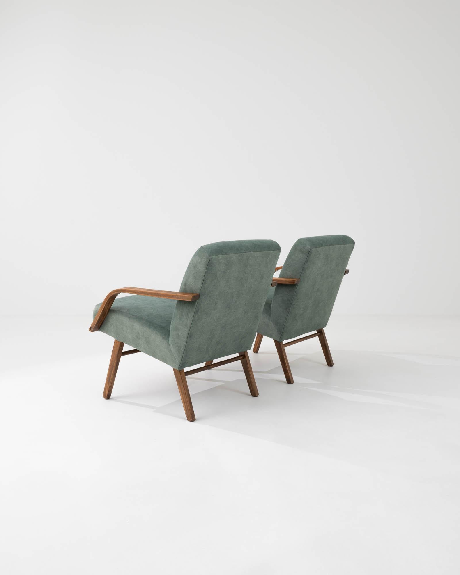 Tissu d'ameublement Paire de fauteuils tapissés tchèques des années 1960 en vente