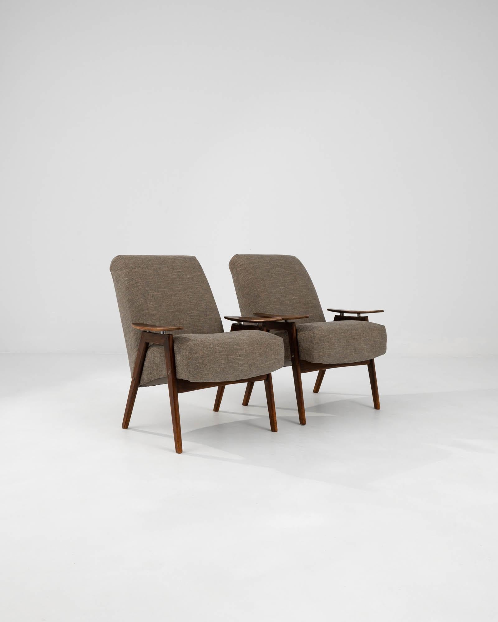 Paire de fauteuils tapissés tchèques des années 1960 en vente 1