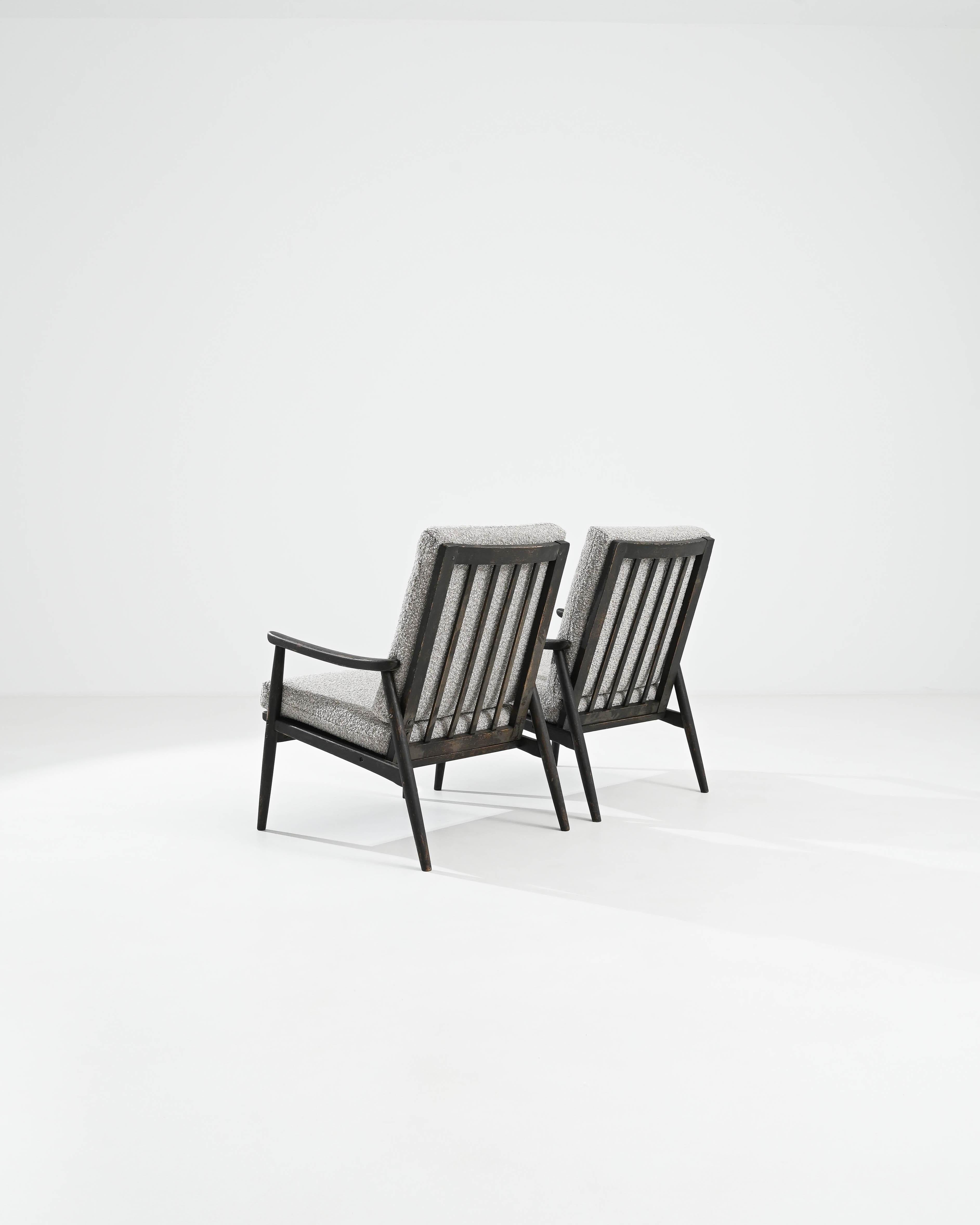 Paire de fauteuils tapissés tchèques des années 1960 en vente 1
