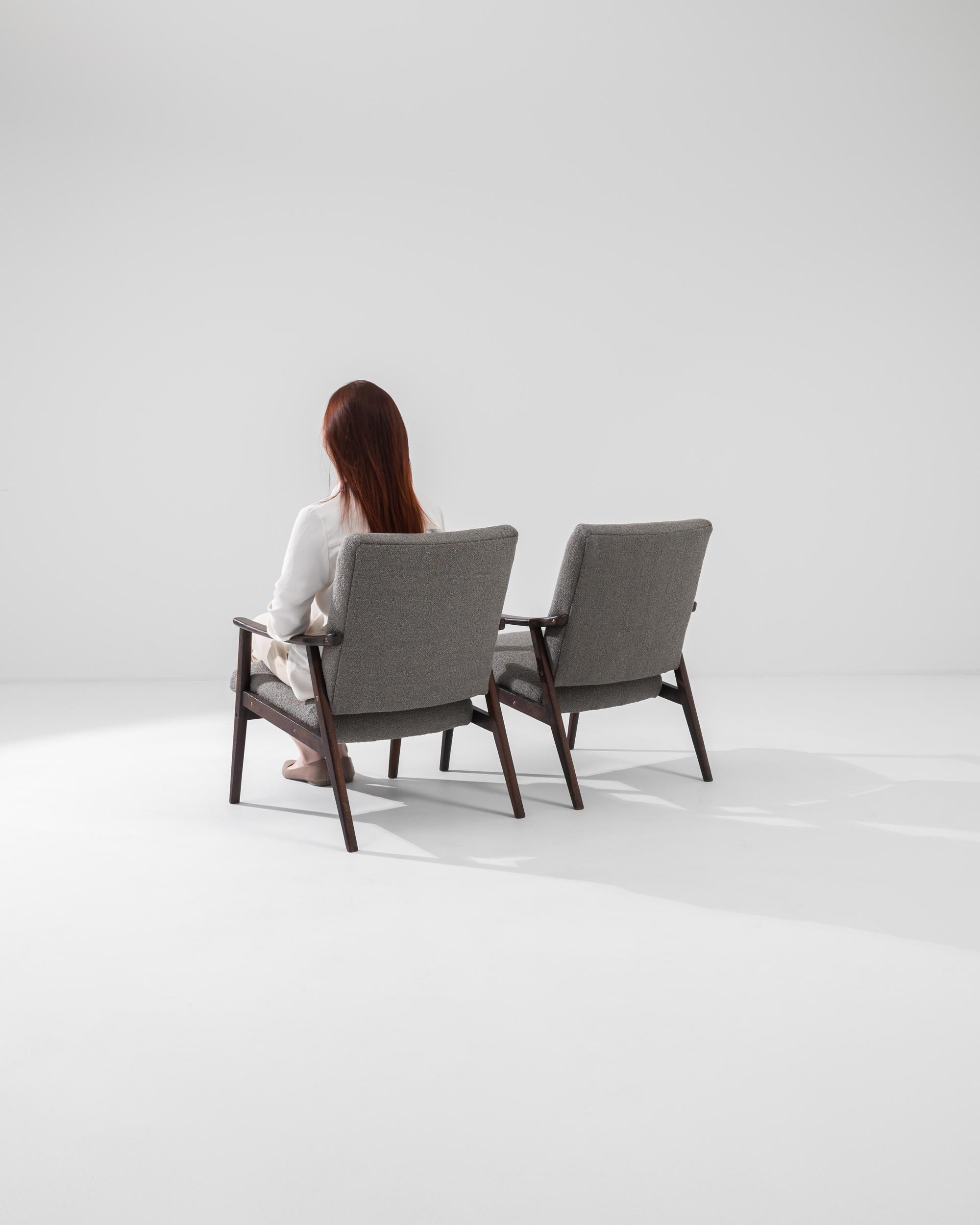 Paire de fauteuils tapissés tchèques des années 1960 en vente 1