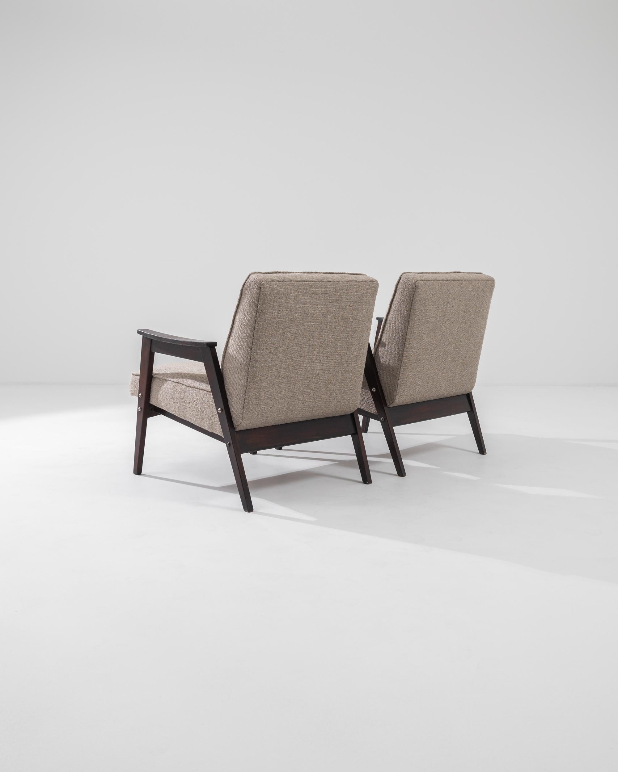 Paire de fauteuils tapissés tchèques des années 1960 en vente 1