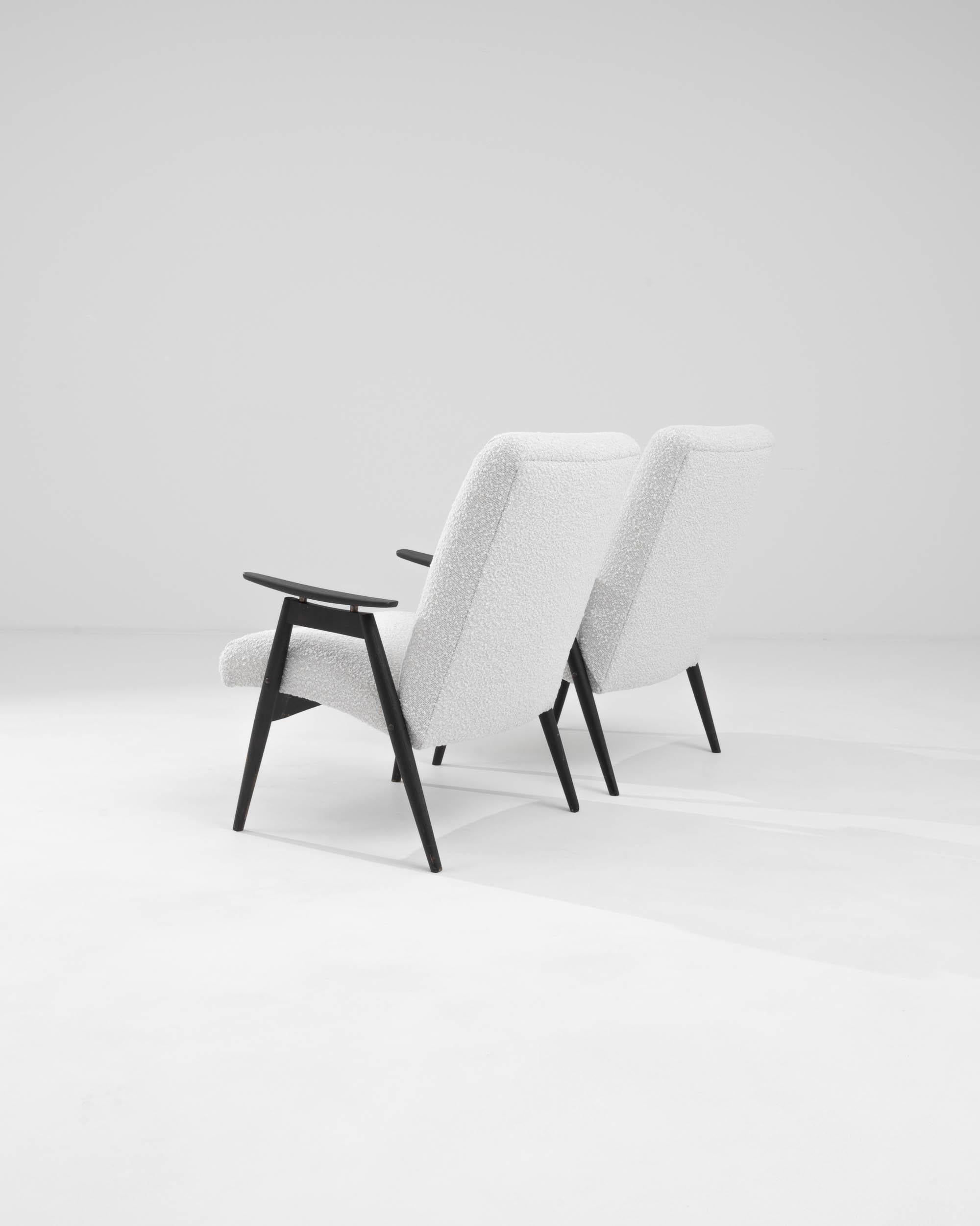 Paire de fauteuils tapissés tchèques des années 1960 en vente 1