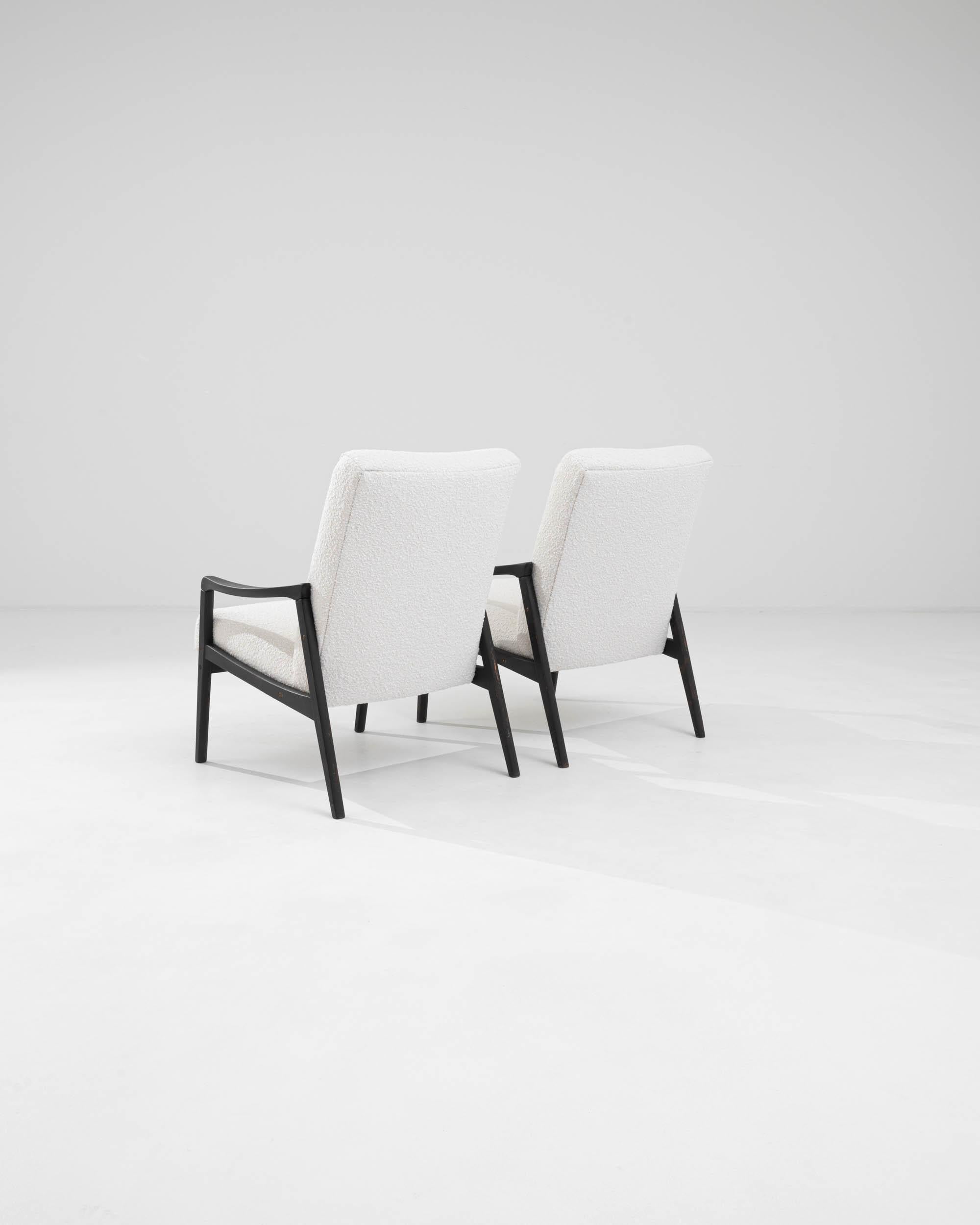 Paire de fauteuils tapissés tchèques des années 1960 en vente 1