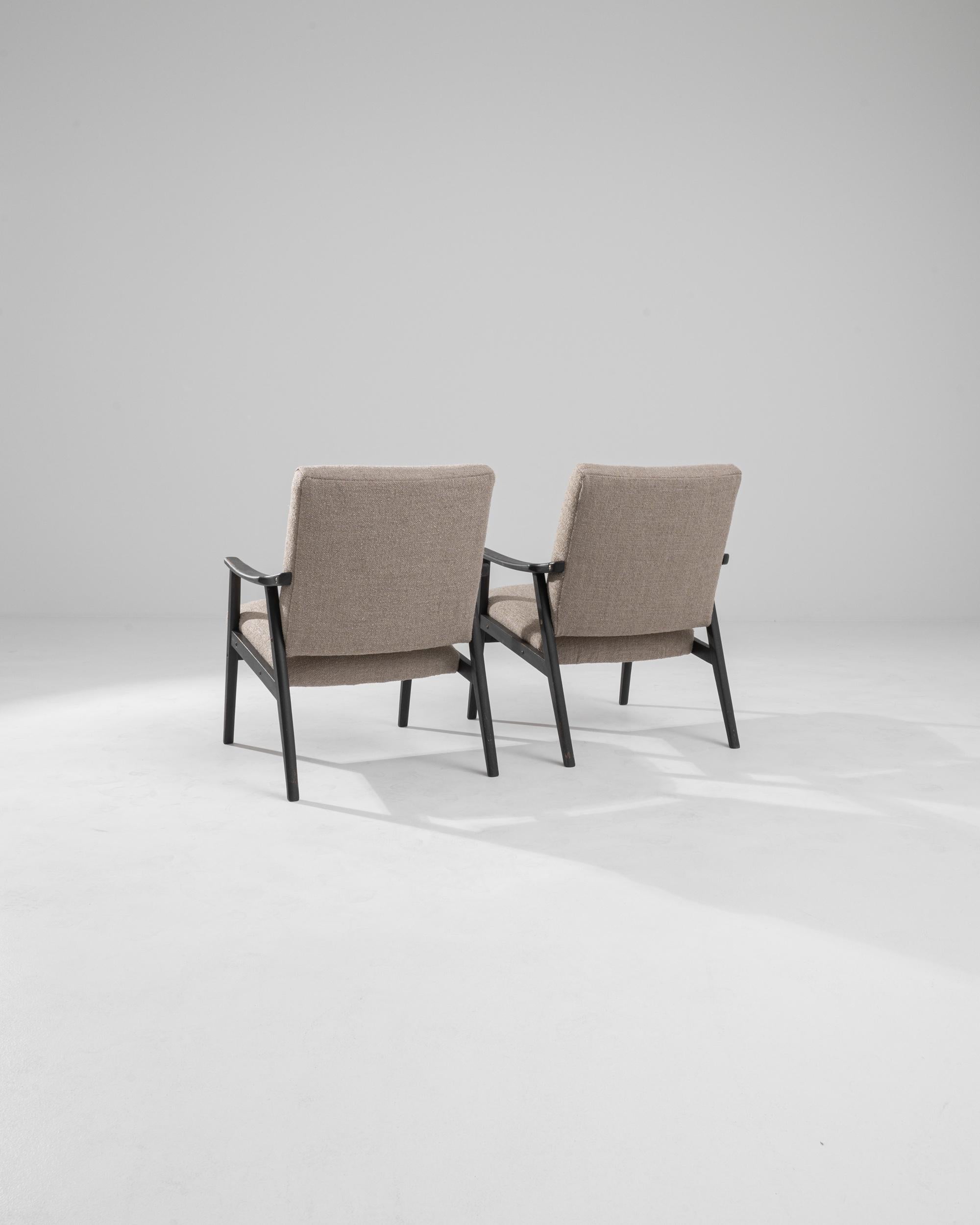 Paire de fauteuils tapissés tchèques des années 1960 en vente 1