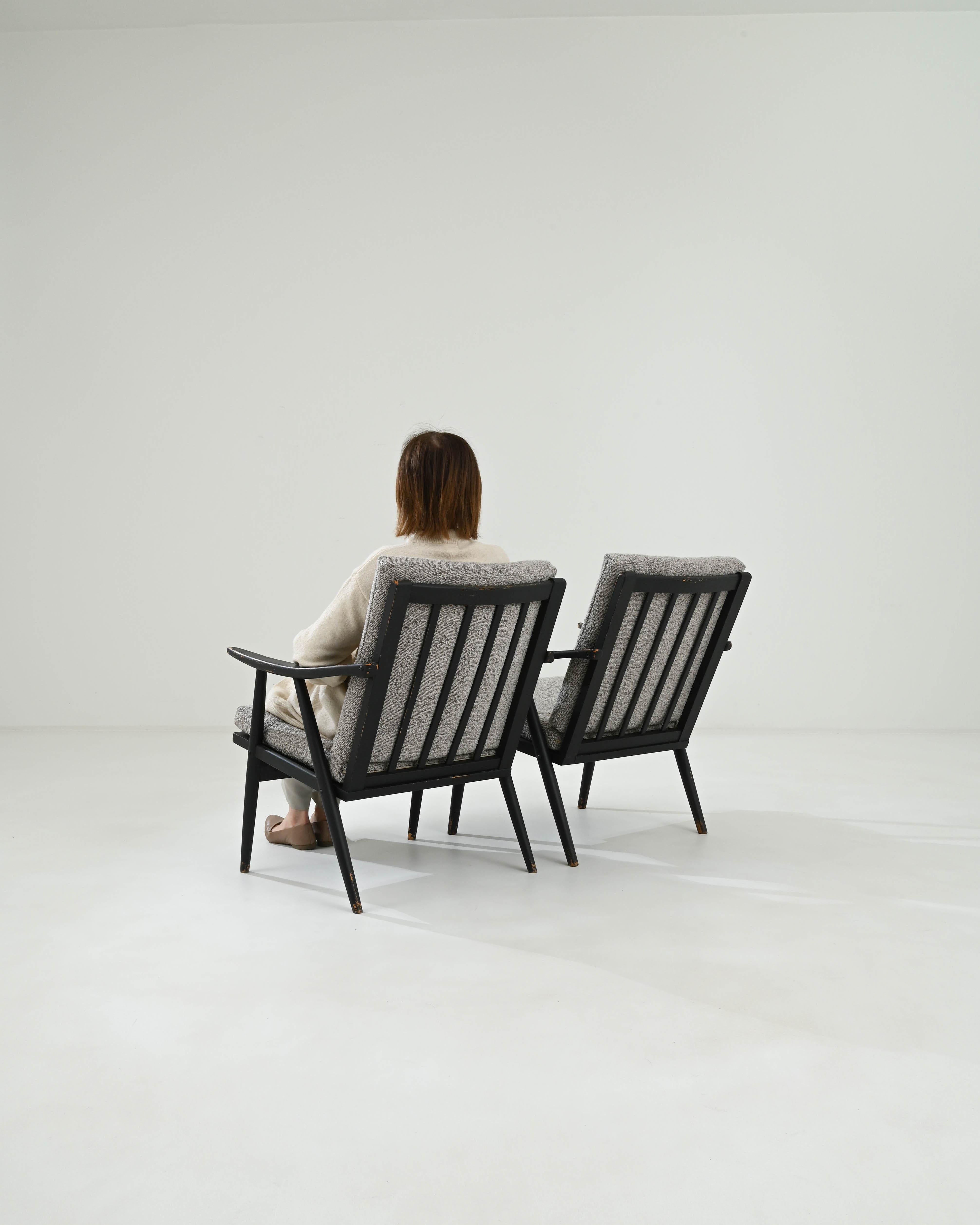 Paire de fauteuils tapissés tchèques des années 1960 en vente 1