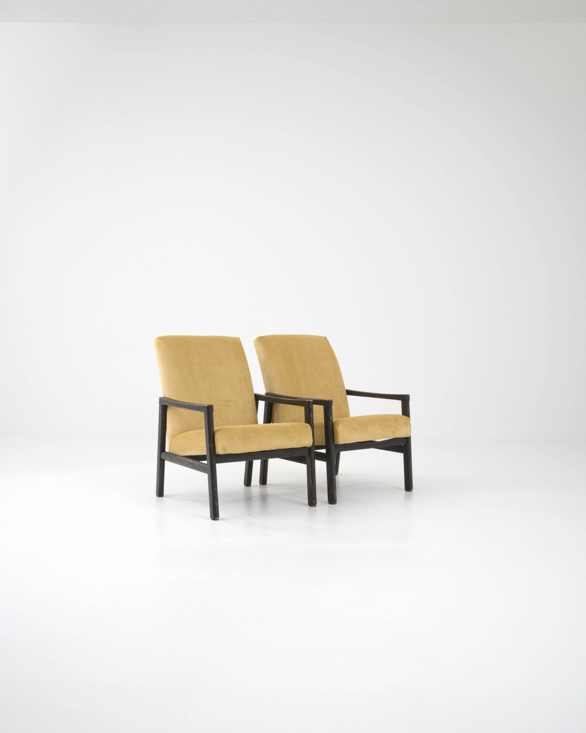 Paire de fauteuils tapissés tchèques des années 1960 en vente 1