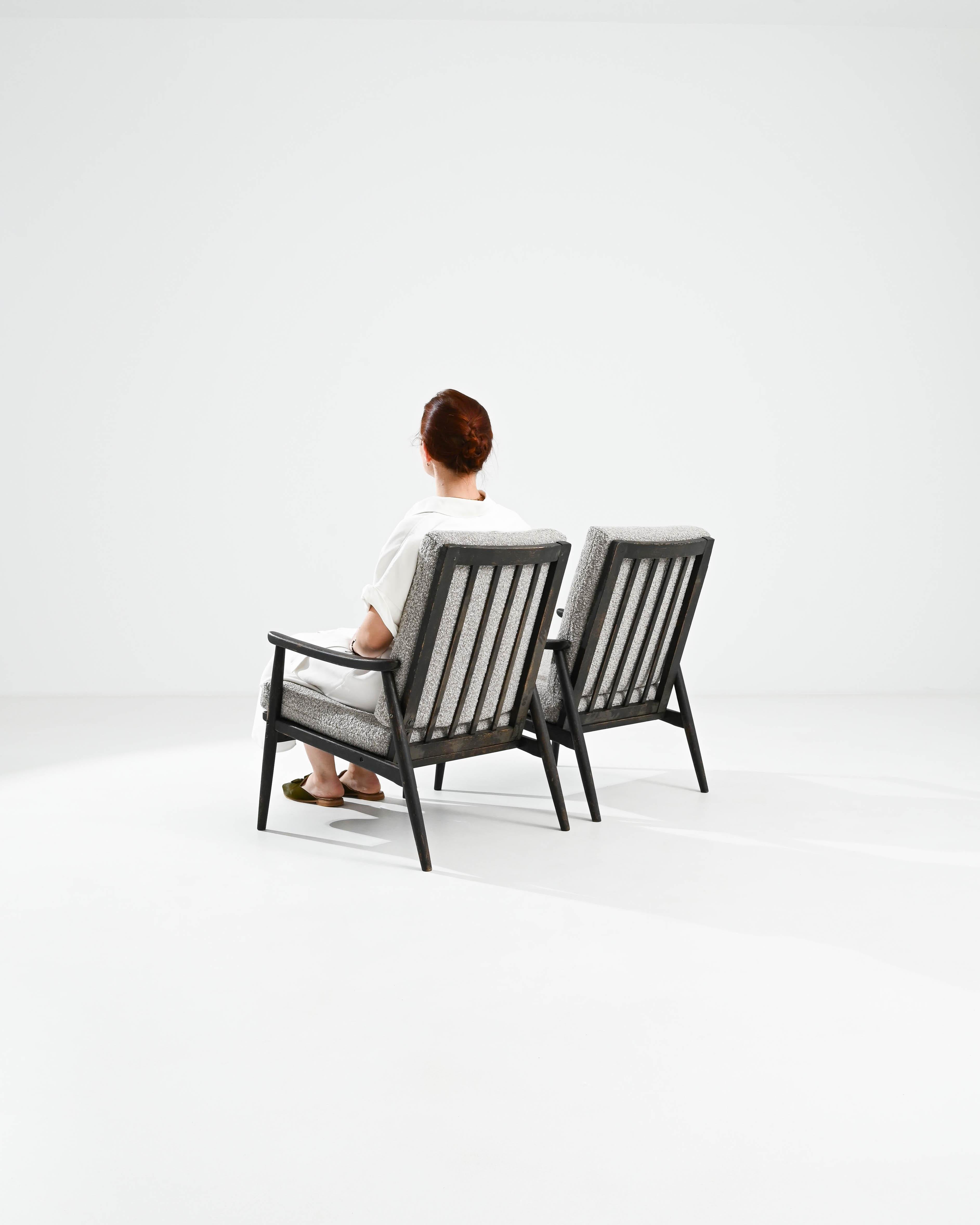 Paire de fauteuils tapissés tchèques des années 1960 en vente 2