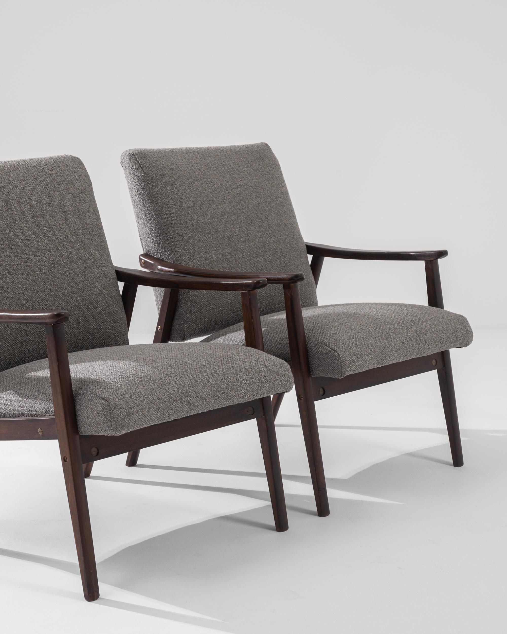 Paire de fauteuils tapissés tchèques des années 1960 en vente 2