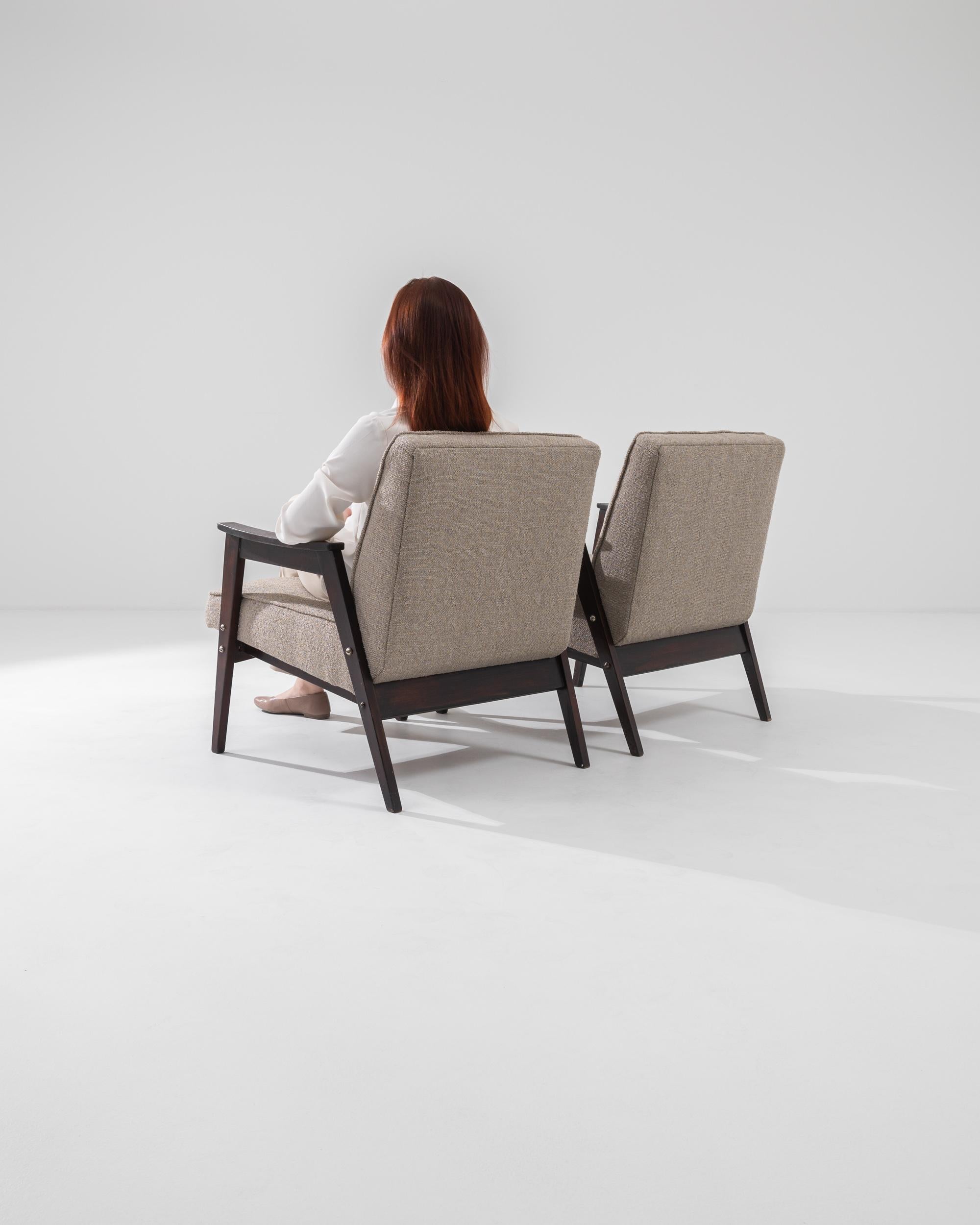 Paire de fauteuils tapissés tchèques des années 1960 en vente 2