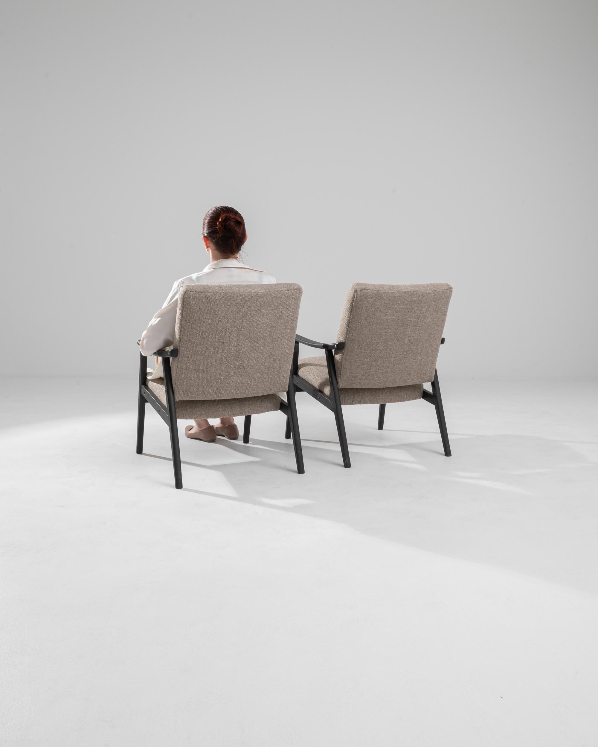 Paire de fauteuils tapissés tchèques des années 1960 en vente 2