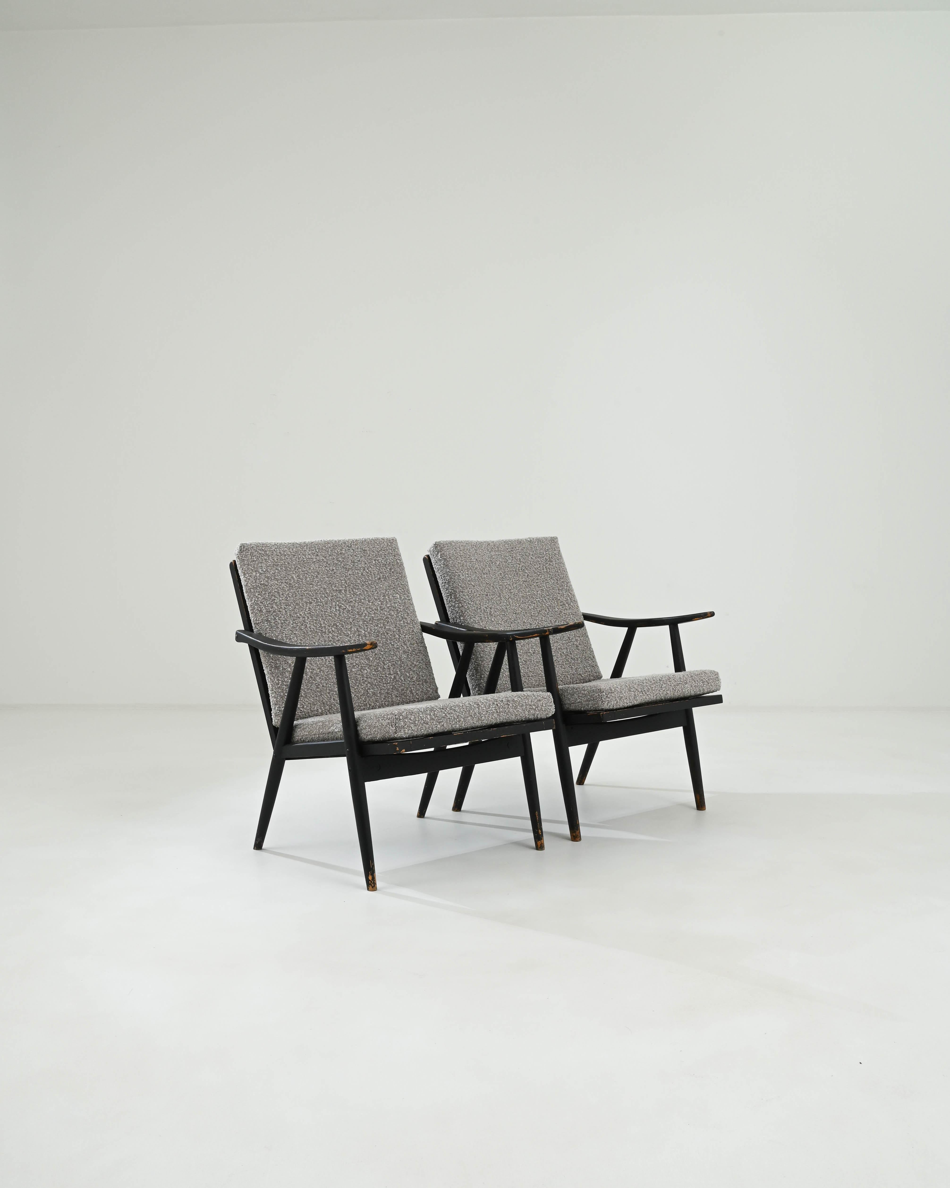Paire de fauteuils tapissés tchèques des années 1960 en vente 2