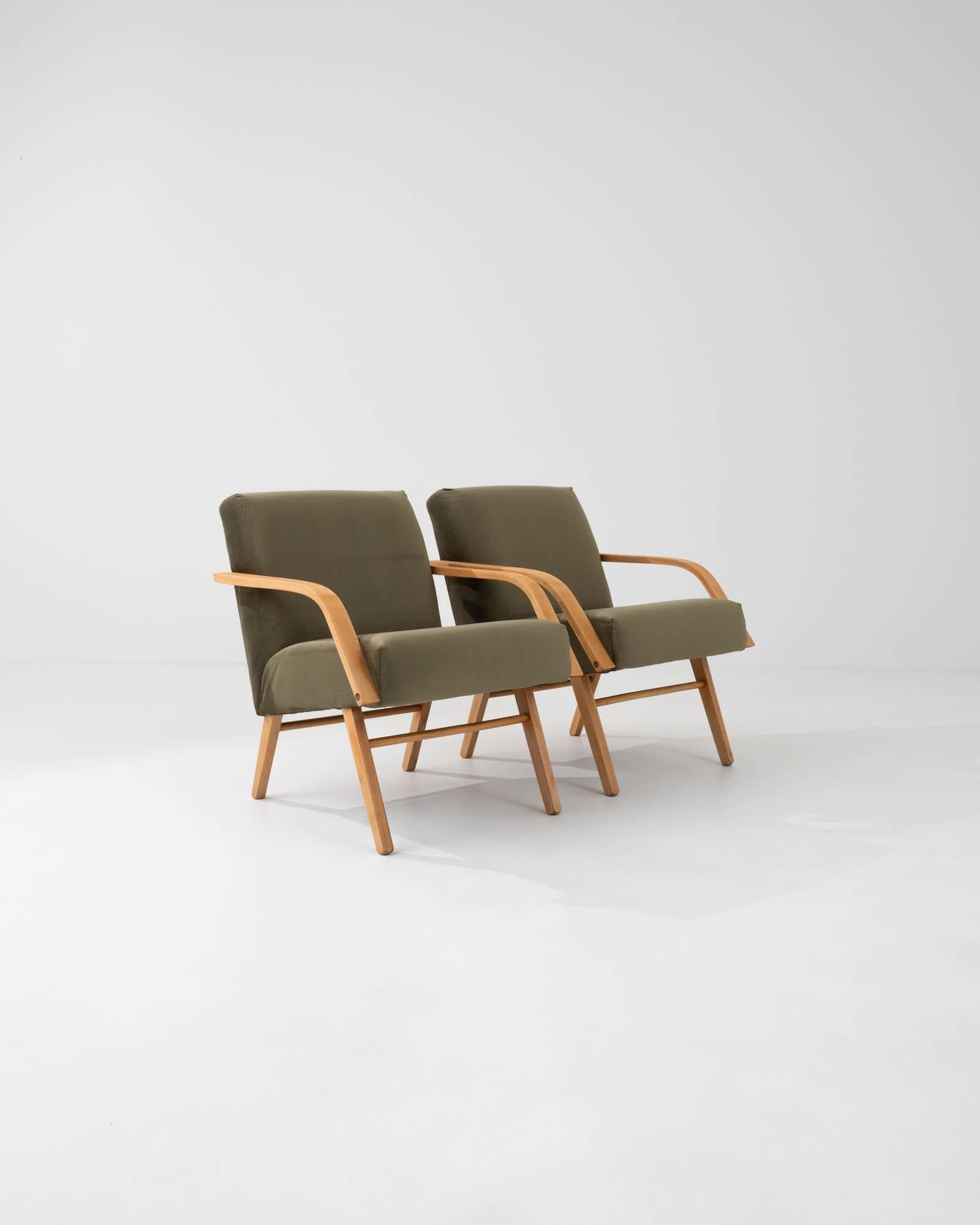 Paire de fauteuils tapissés tchèques des années 1960 en vente 2