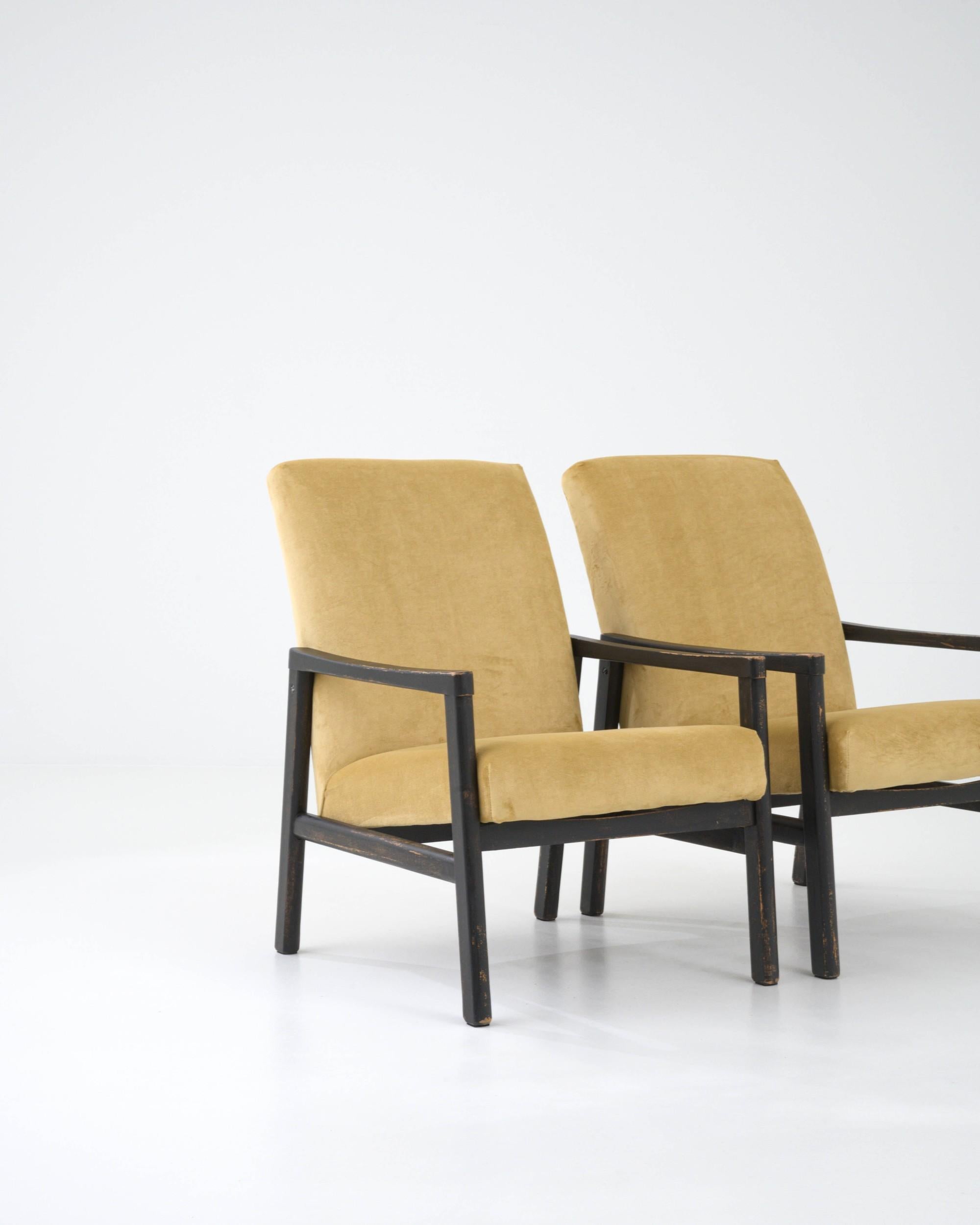 Paire de fauteuils tapissés tchèques des années 1960 en vente 2