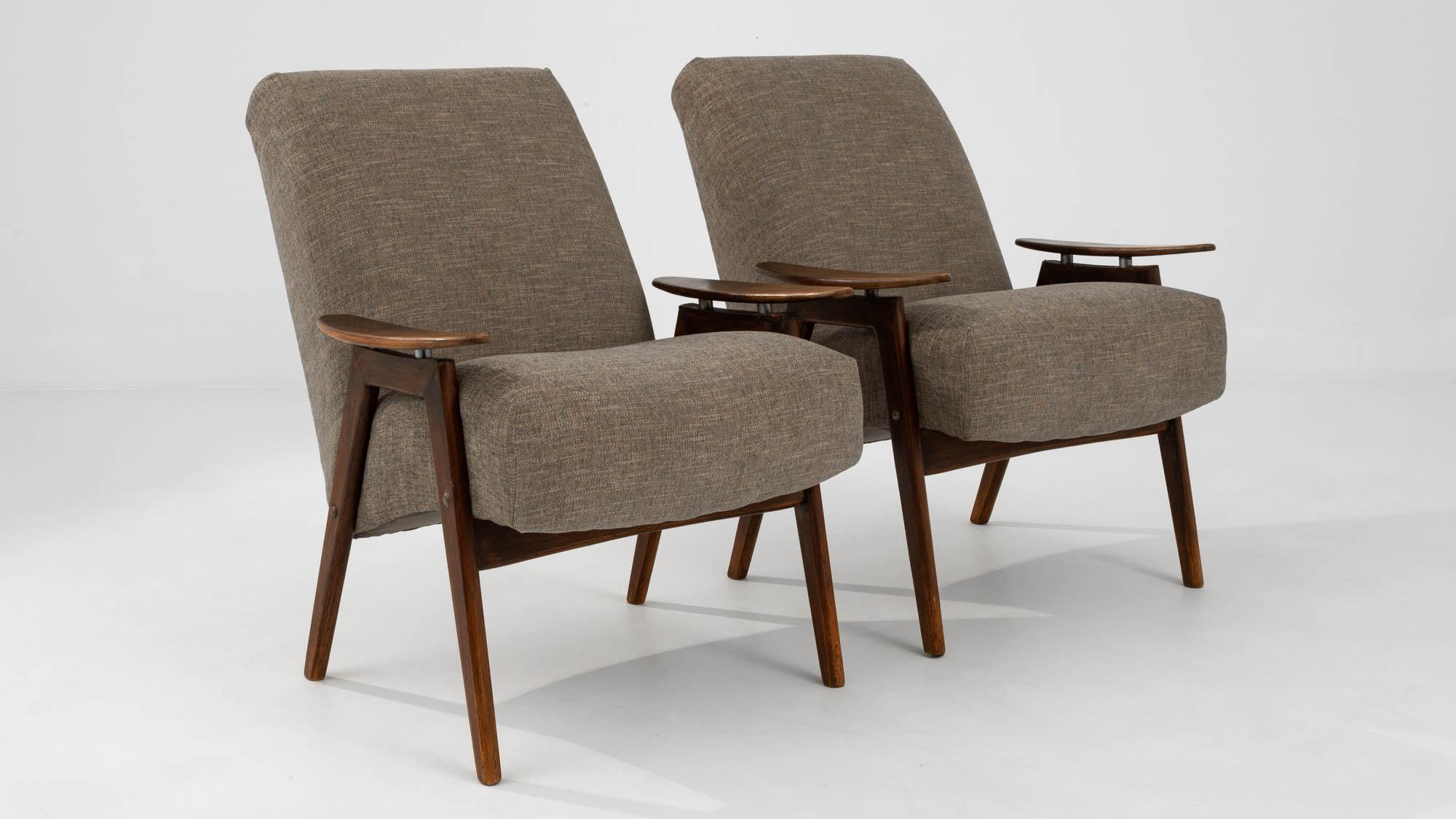 Paire de fauteuils tapissés tchèques des années 1960 en vente 3