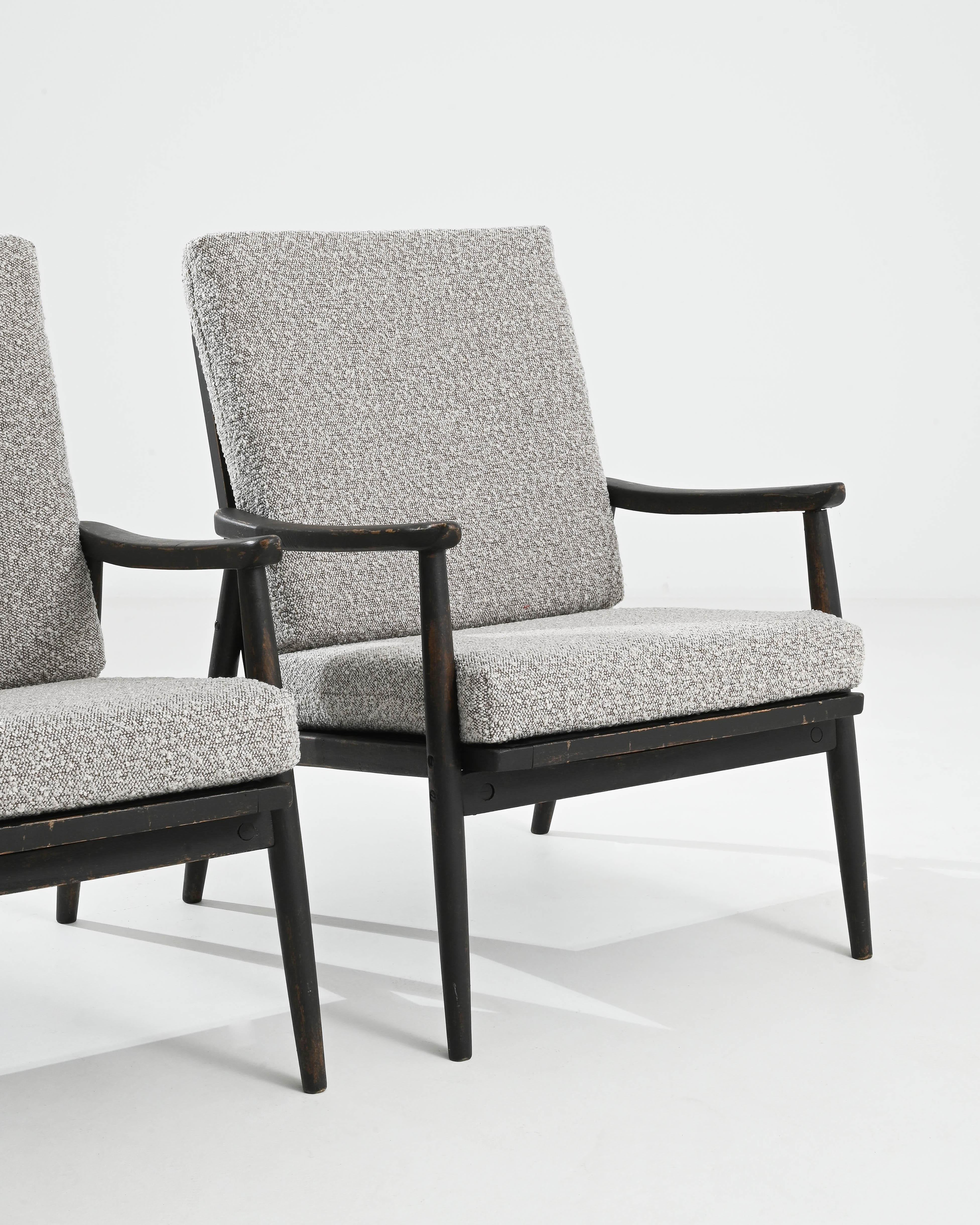 Paire de fauteuils tapissés tchèques des années 1960 en vente 3