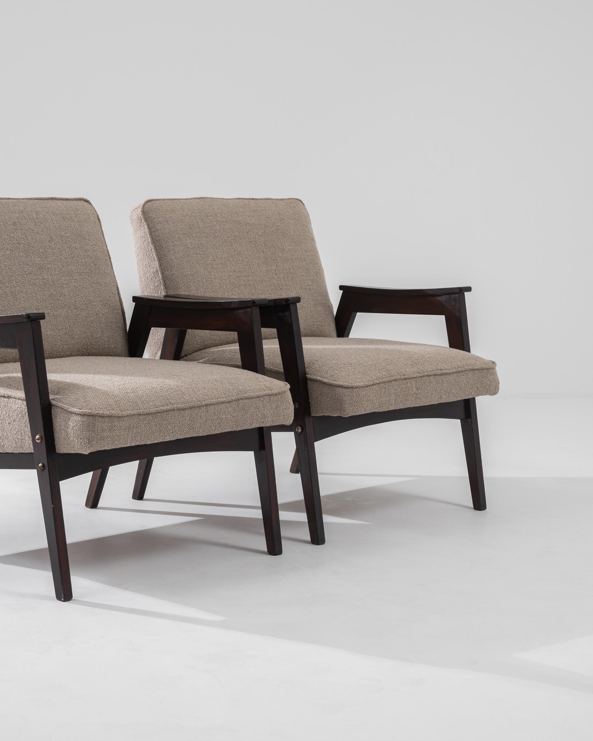 Paire de fauteuils tapissés tchèques des années 1960 en vente 3