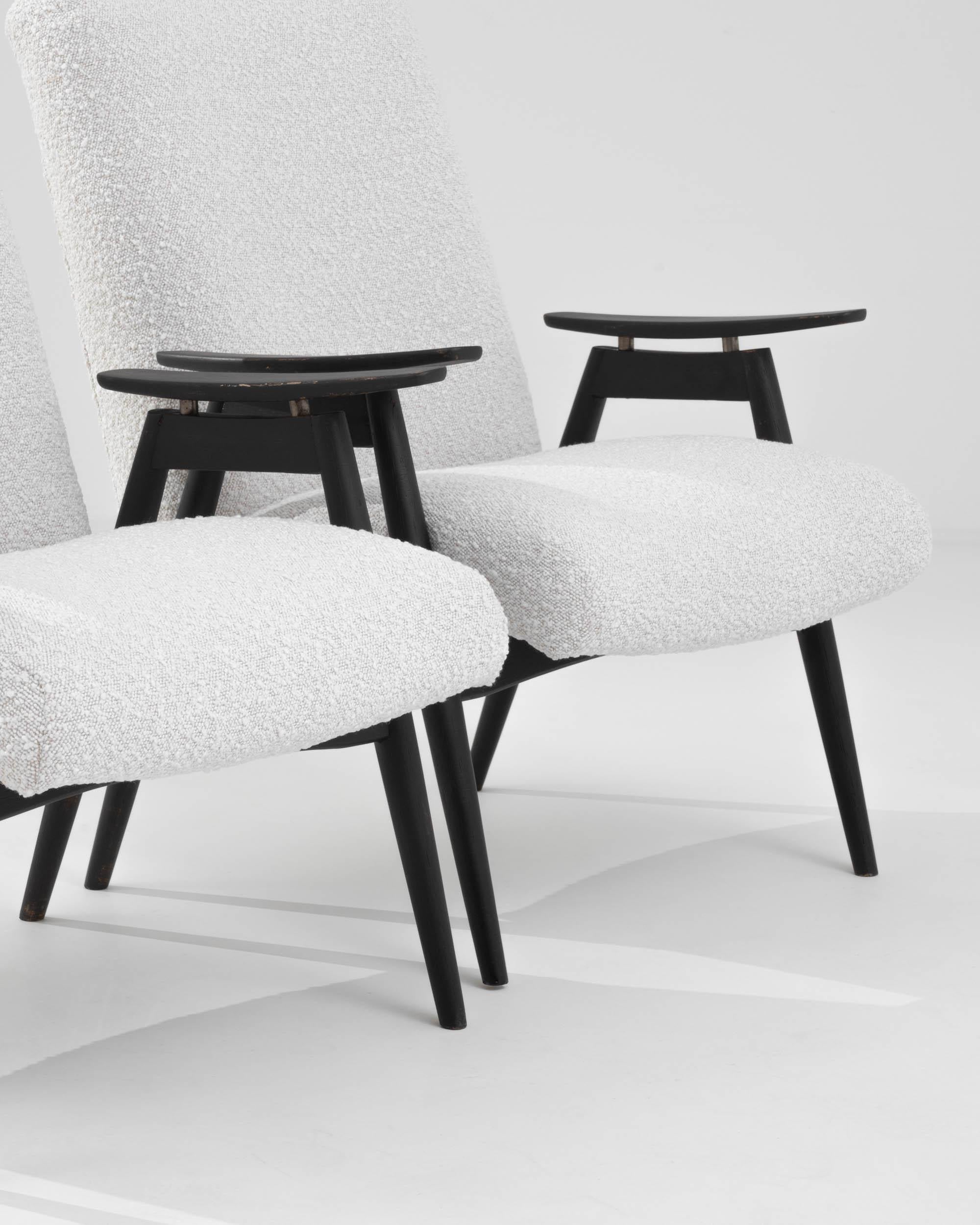 Paire de fauteuils tapissés tchèques des années 1960 en vente 3