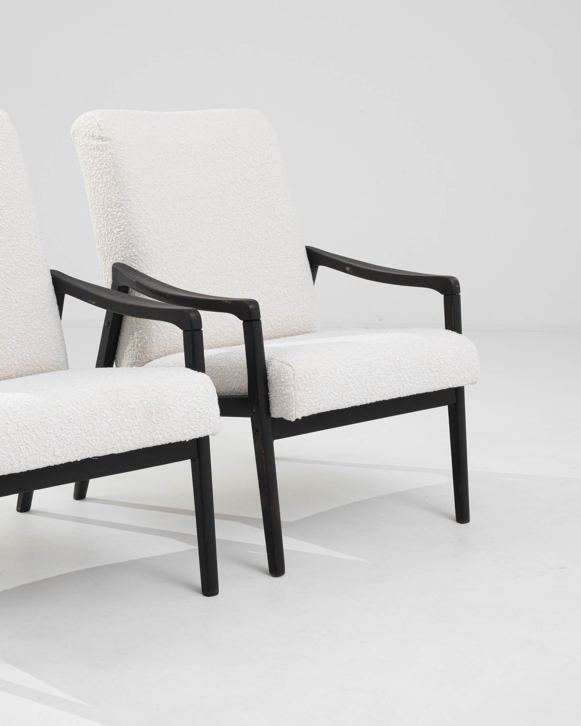 Paire de fauteuils tapissés tchèques des années 1960 en vente 3