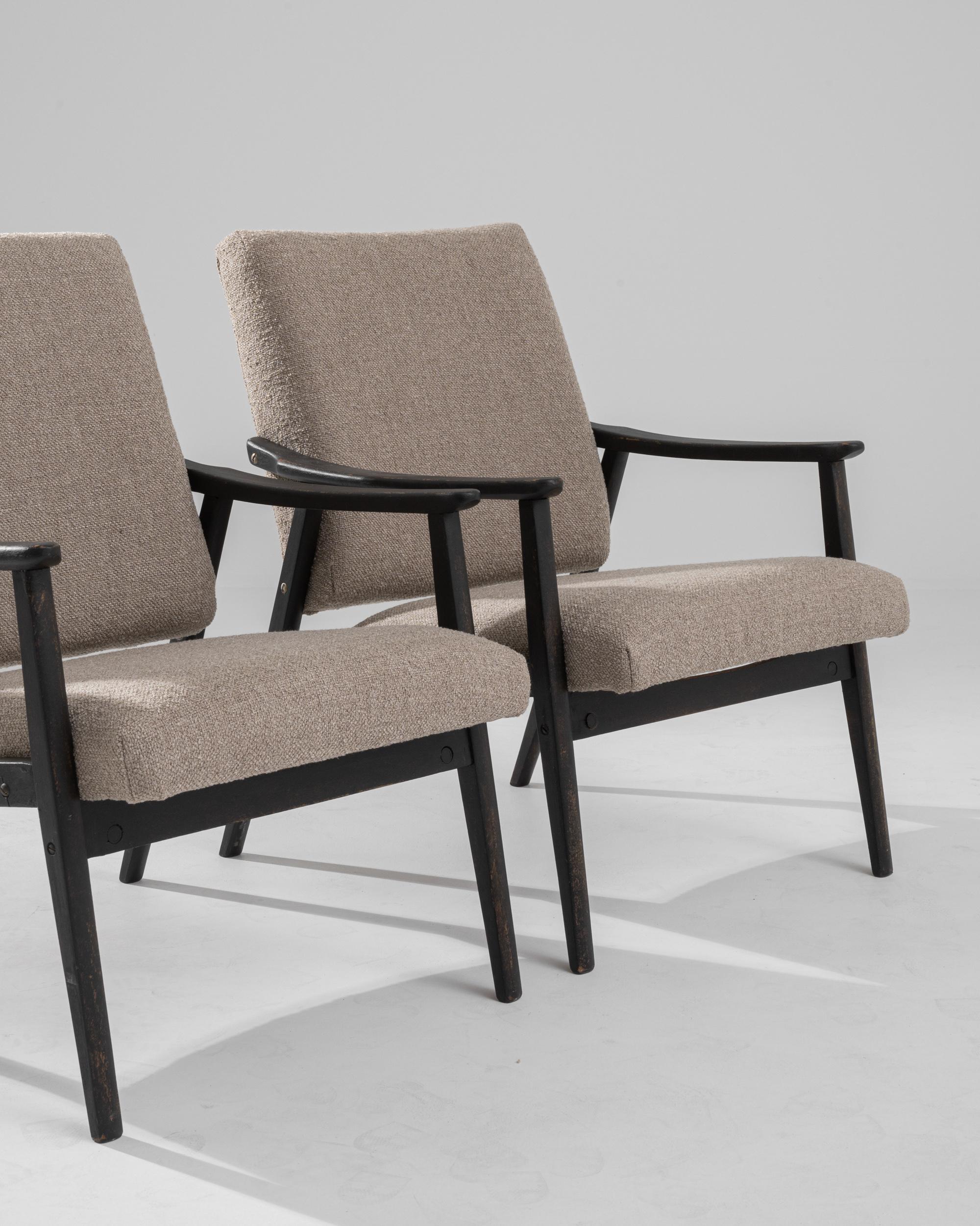 Paire de fauteuils tapissés tchèques des années 1960 en vente 3