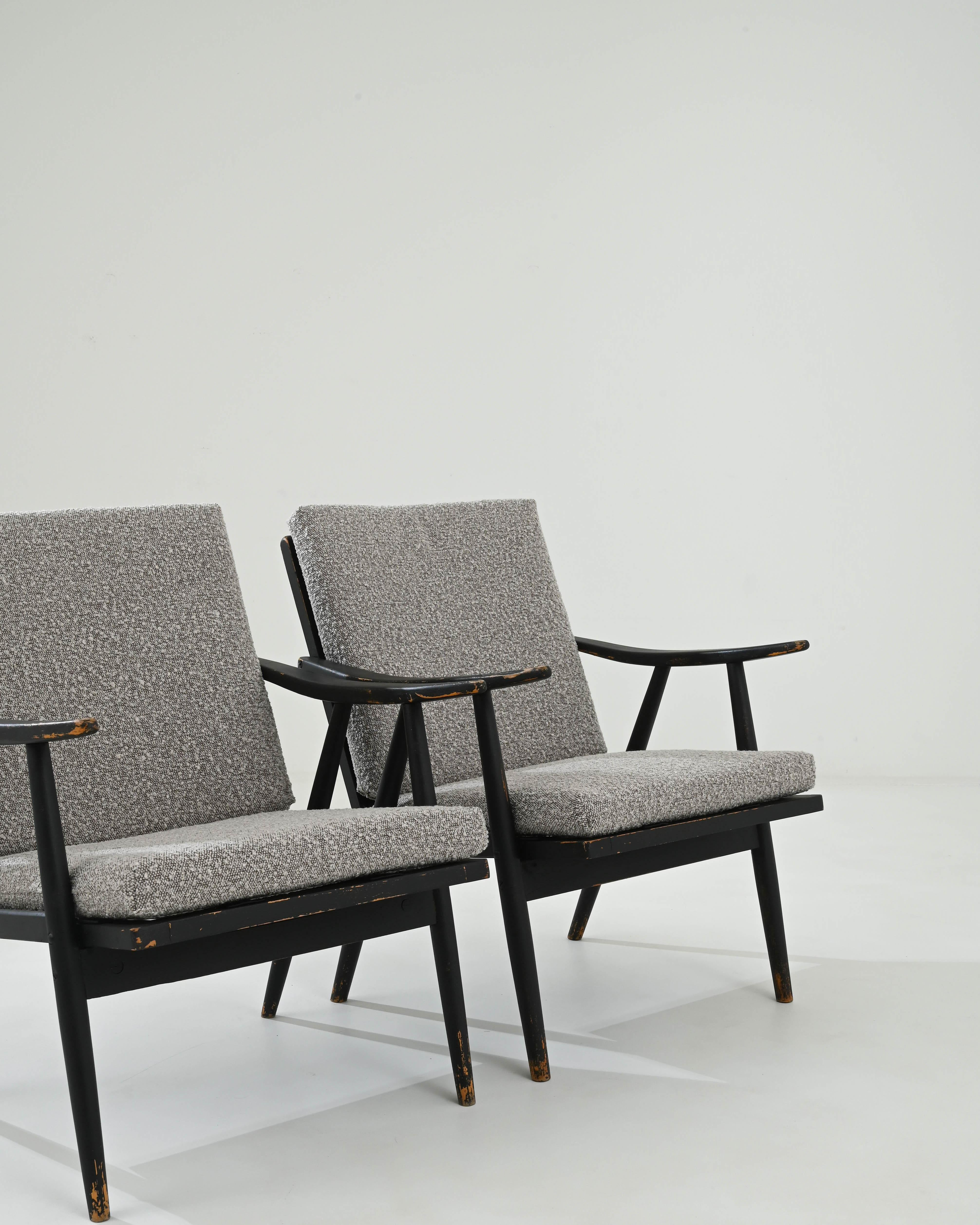 Paire de fauteuils tapissés tchèques des années 1960 en vente 3
