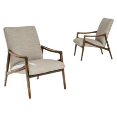 Pareja de sillones tapizados checos de los años 1960