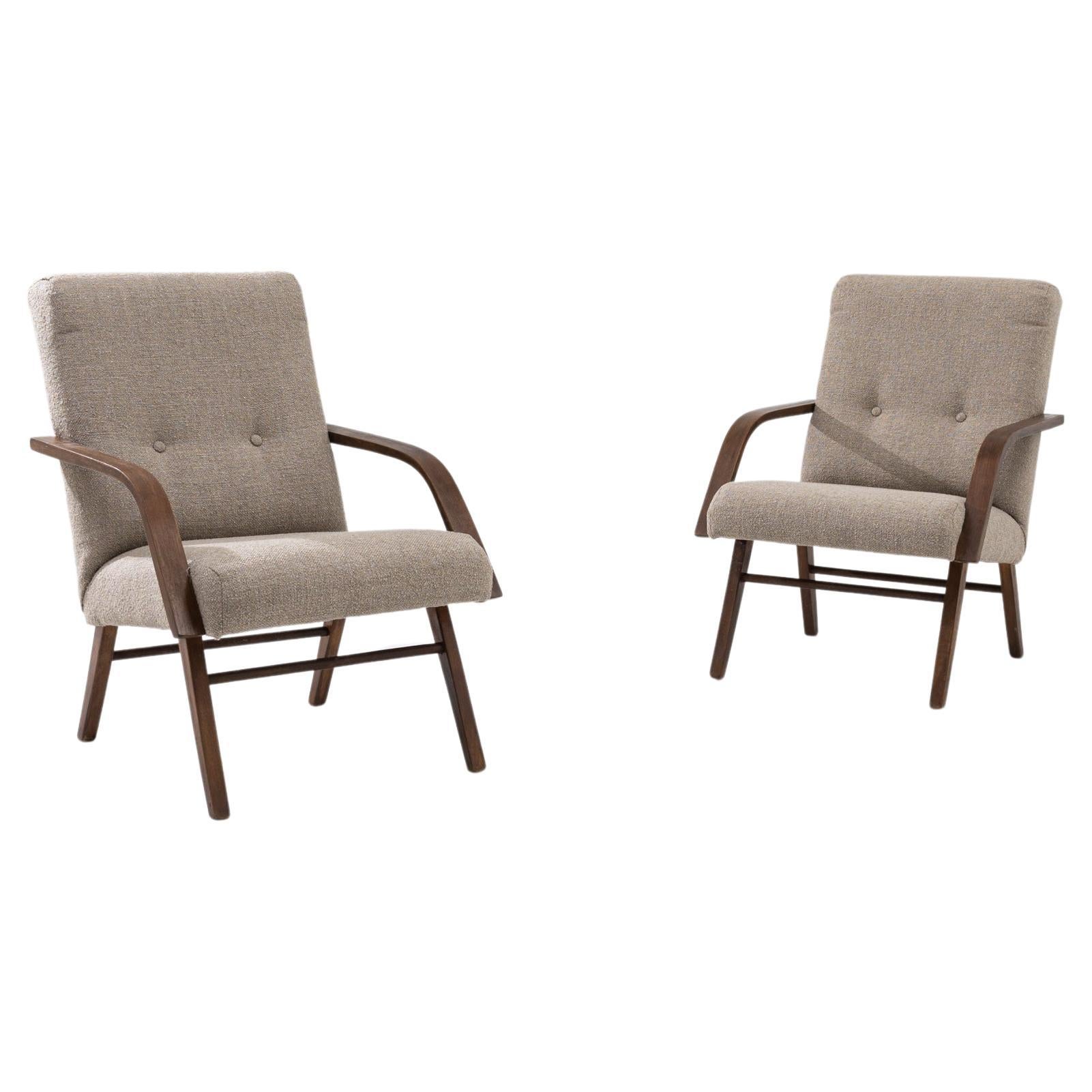 Paire de fauteuils tapissés tchèques des années 1960