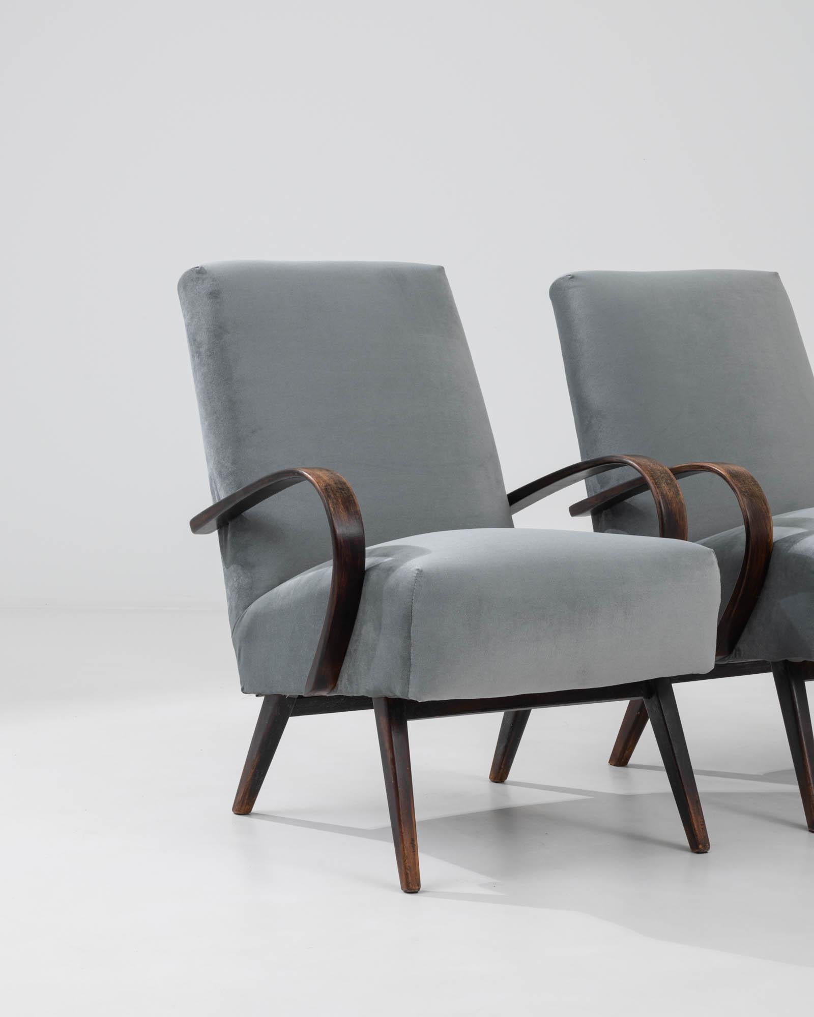 Paire de fauteuils tchèques rembourrés des années 1960 par J. Halabala en vente 3